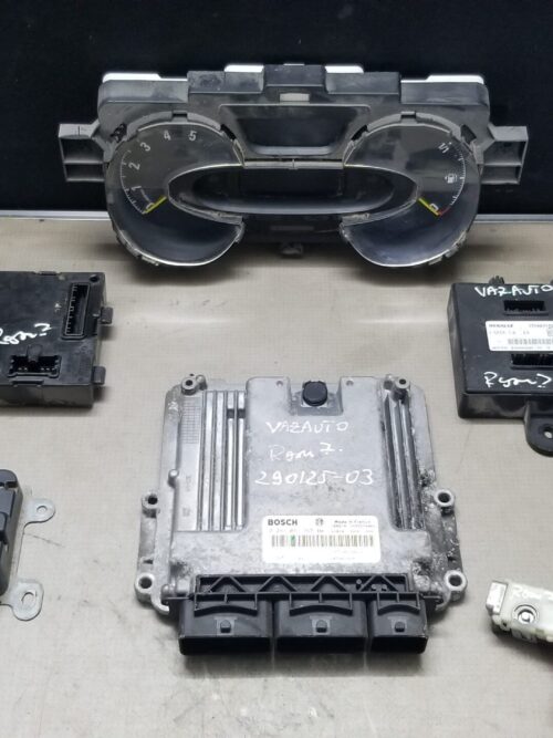 Full ECU kit for Vauxhall Vivaro and Renault Trafic (2014-2019) including ECU, key, UCH, and instrument cluster.