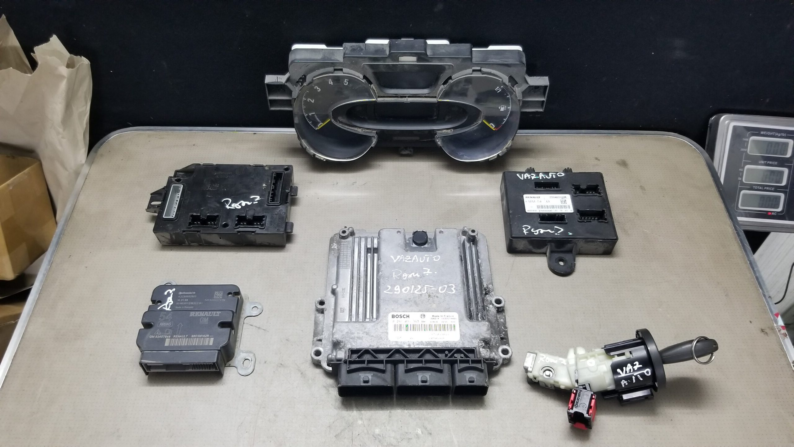 Full ECU kit for Vauxhall Vivaro and Renault Trafic (2014-2019) including ECU, key, UCH, and instrument cluster.