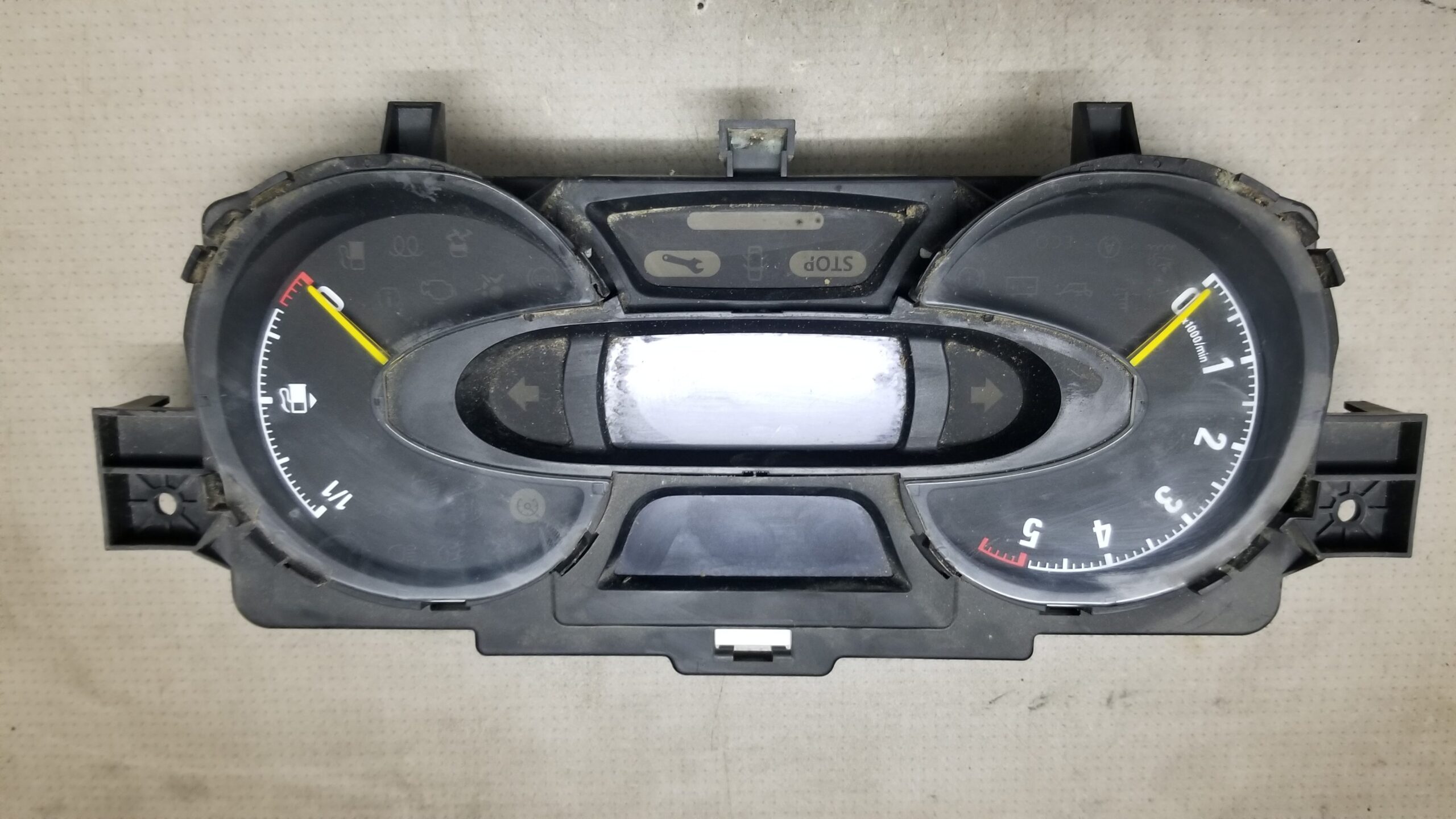 Instrument cluster, ECU, BCM, and key for Renault/Nissan 1.6 diesel engines.