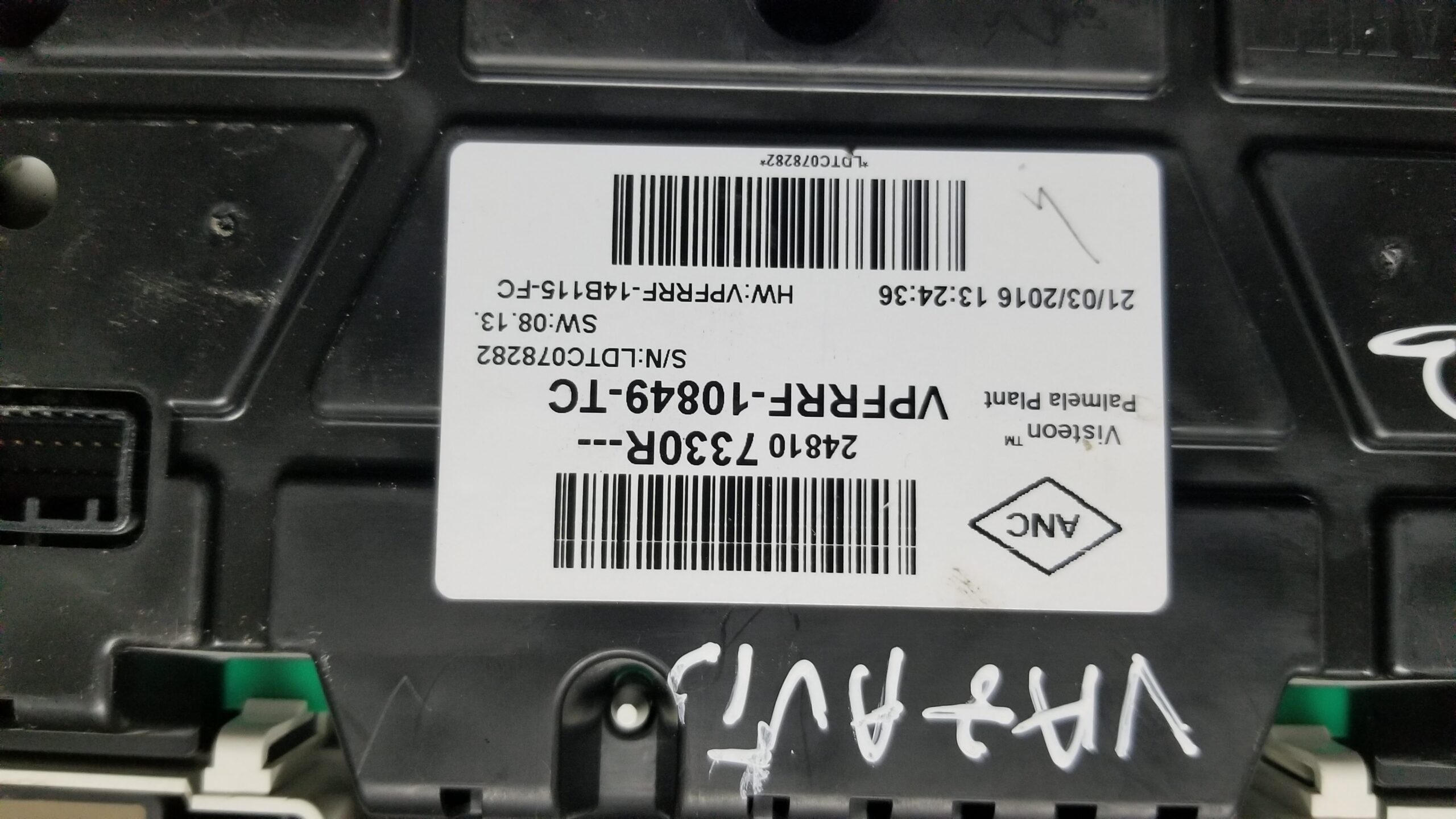 Set of electronic control modules for Renault/Nissan 1.6 diesel engines, including UCH, BCM, and key.