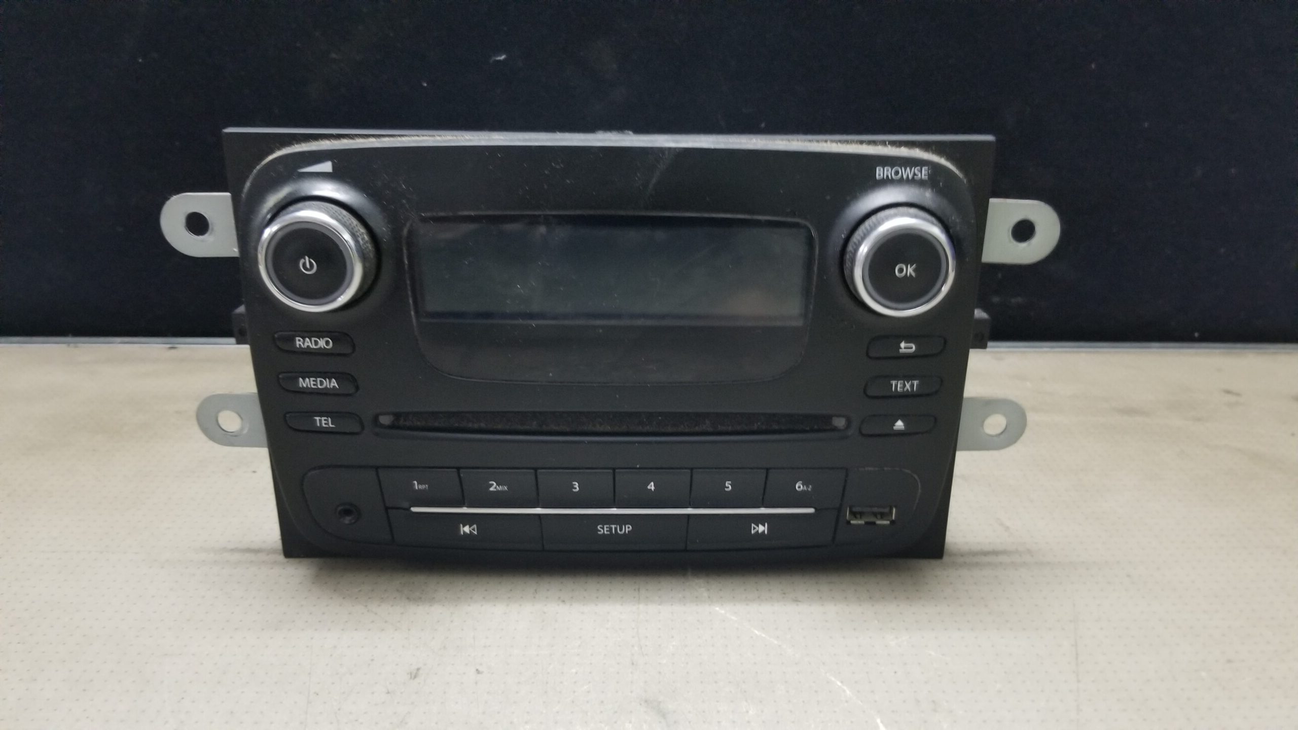 Front view of 2016 Vauxhall Vivaro radio CD player head unit 281157487R