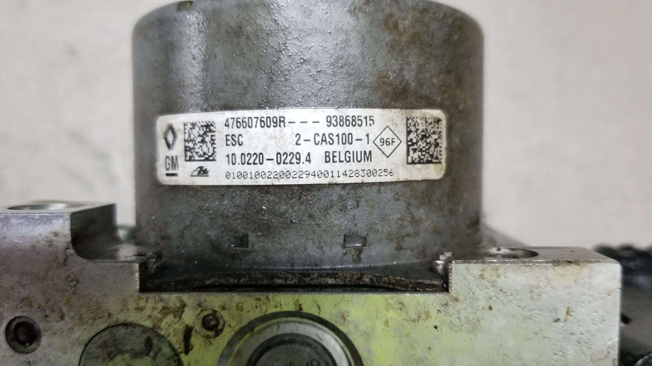 Side view of OEM ABS Pump (476607609R) for Vauxhall Vivaro & Renault Trafic 1.6 TD (2015-2019)