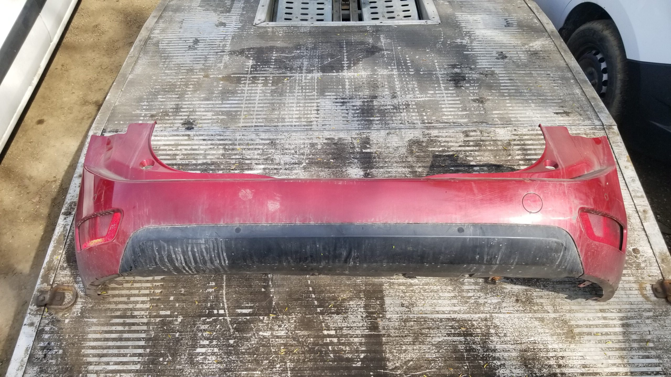 Red rear bumper detached from Citroen C4 Grand Picasso MK2 (2015)