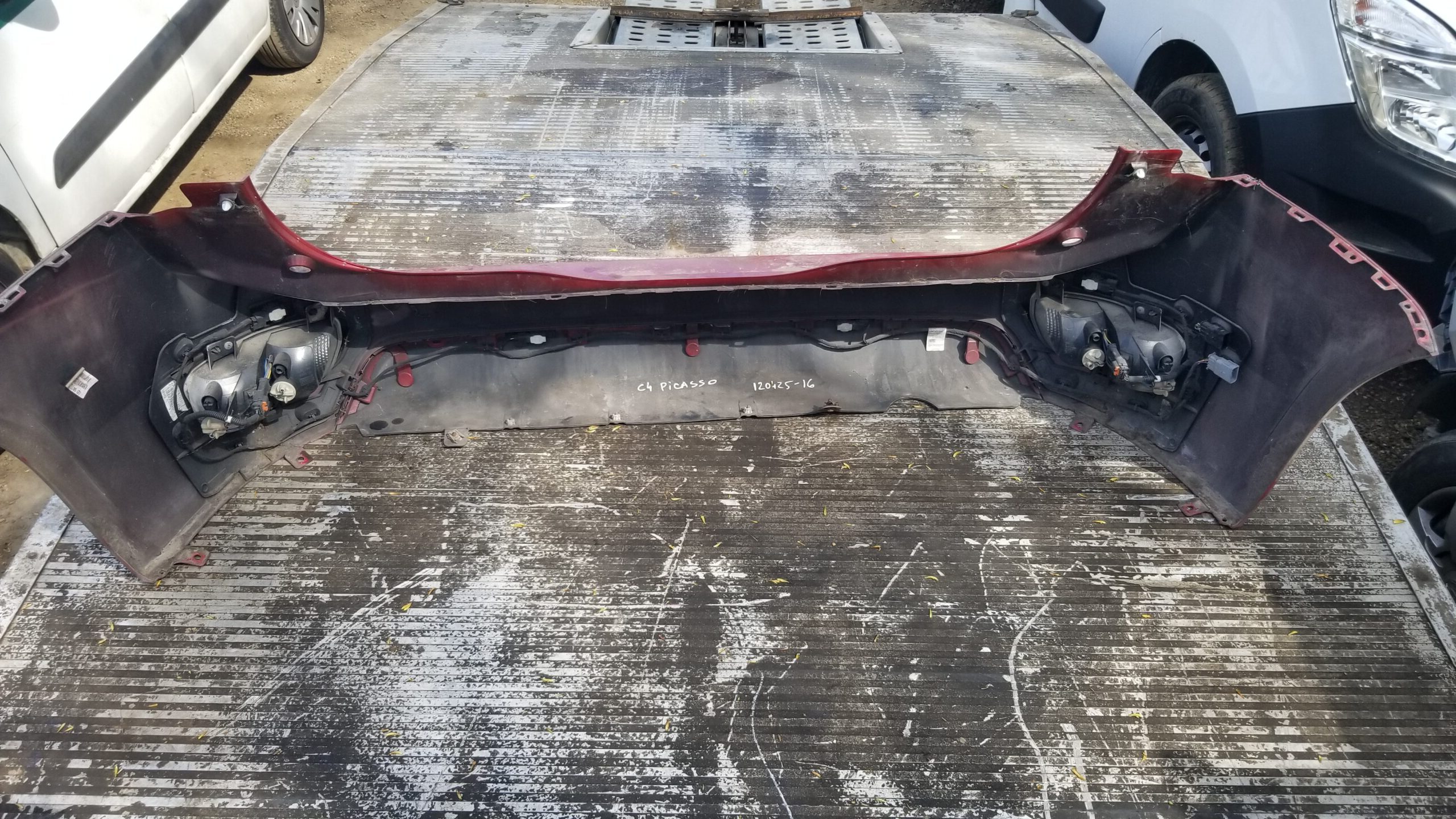 Rear view of red Citroen C4 Grand Picasso MK2 bumper (2015)