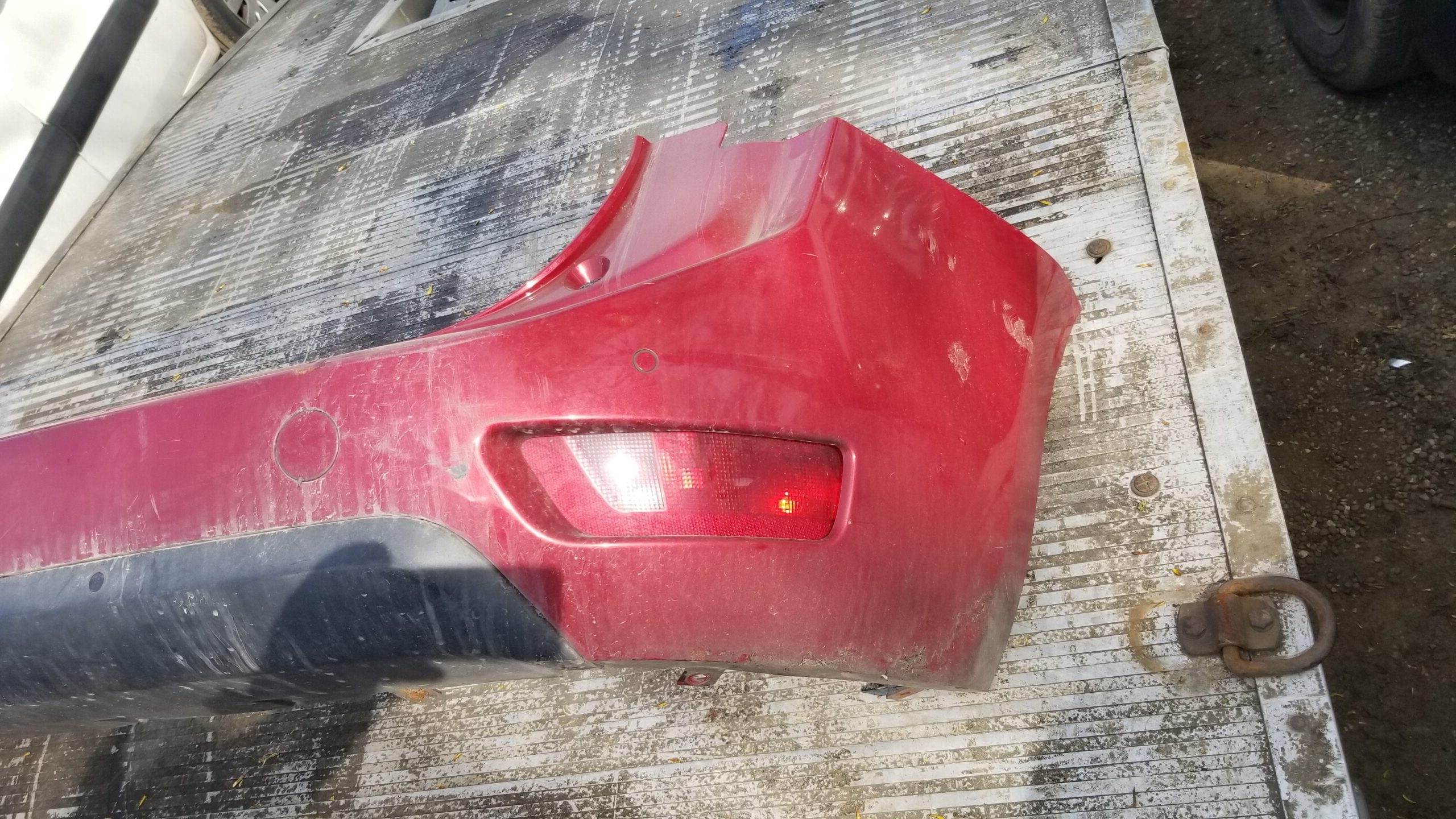 Side profile of red rear bumper for Citroen C4 Grand Picasso MK2