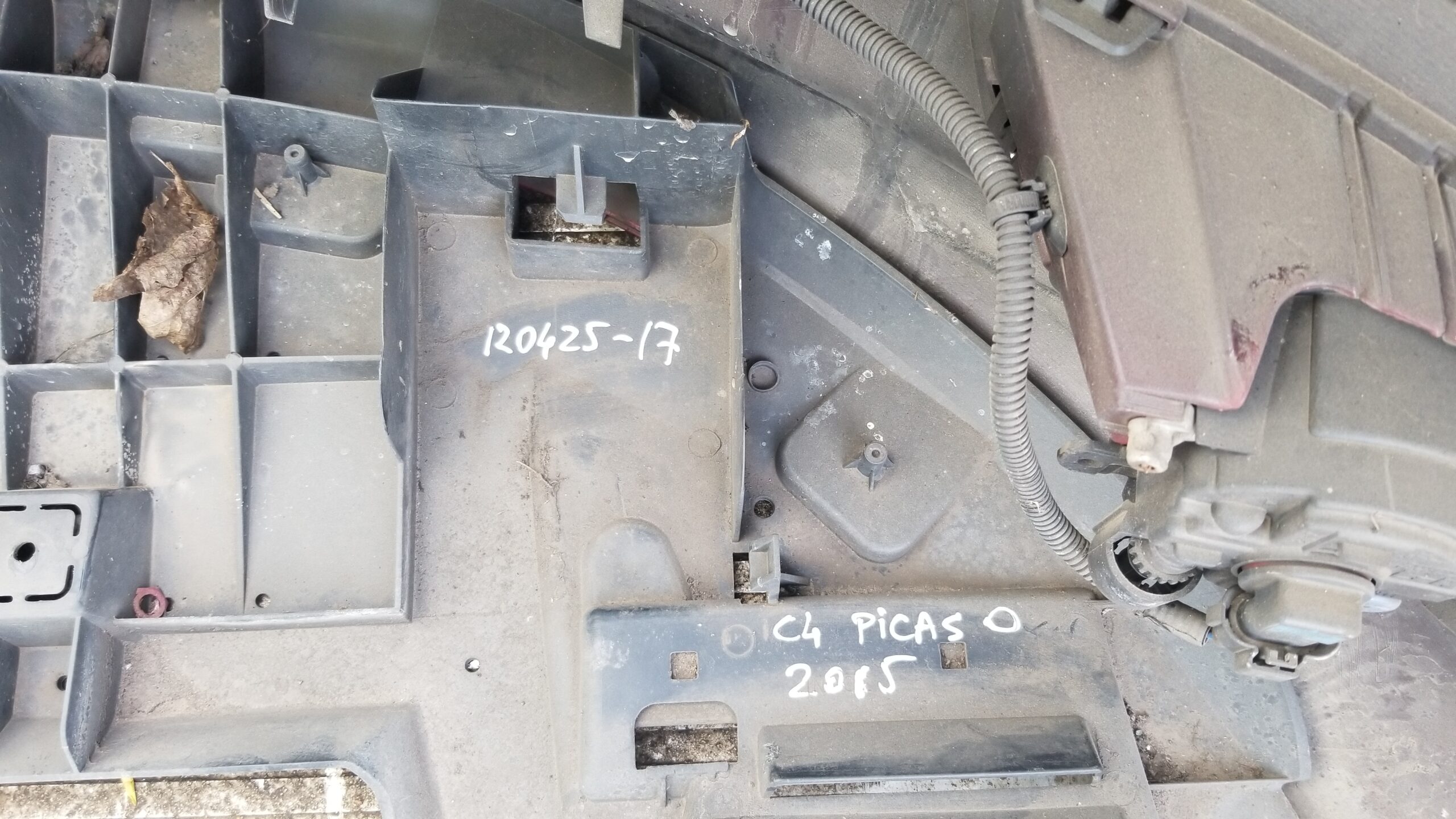 Citroën C4 Picasso Mk2 2014-2016 Front Bumper Less Lights - Red - Image 7