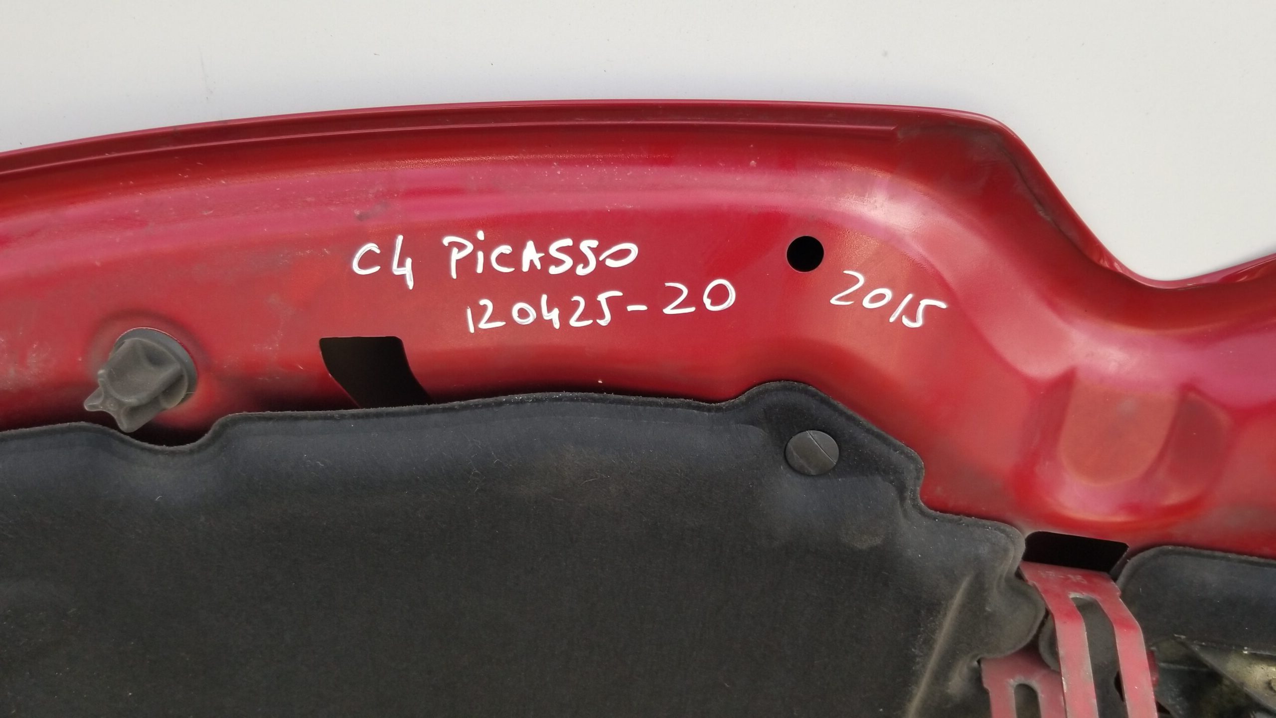 Color-matched red bonnet for Citroën C4 Picasso Mk2