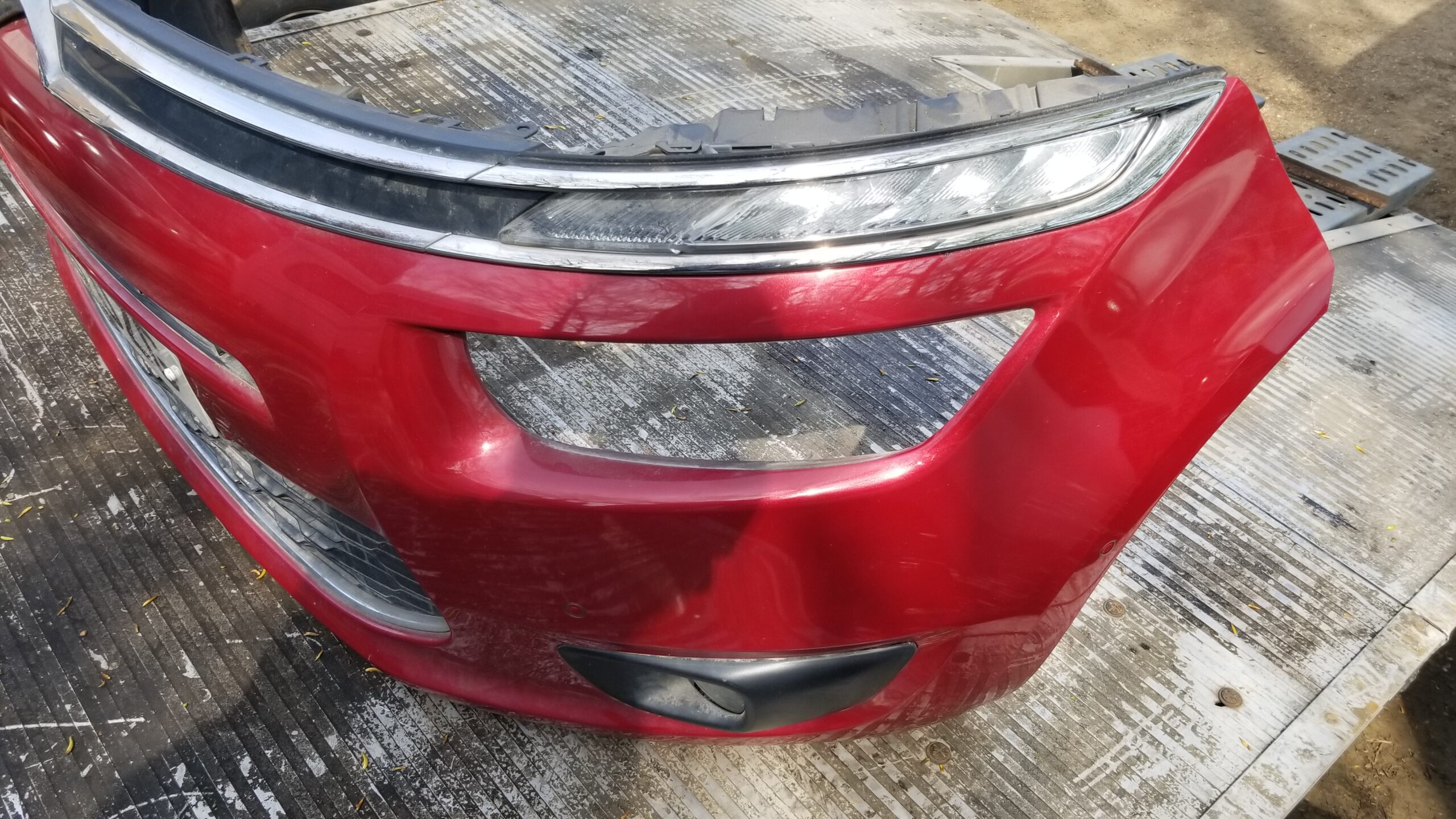 Red front bumper from Citroën C4 Grand Picasso, featuring integrated headlight and fog light housing, genuine used part.