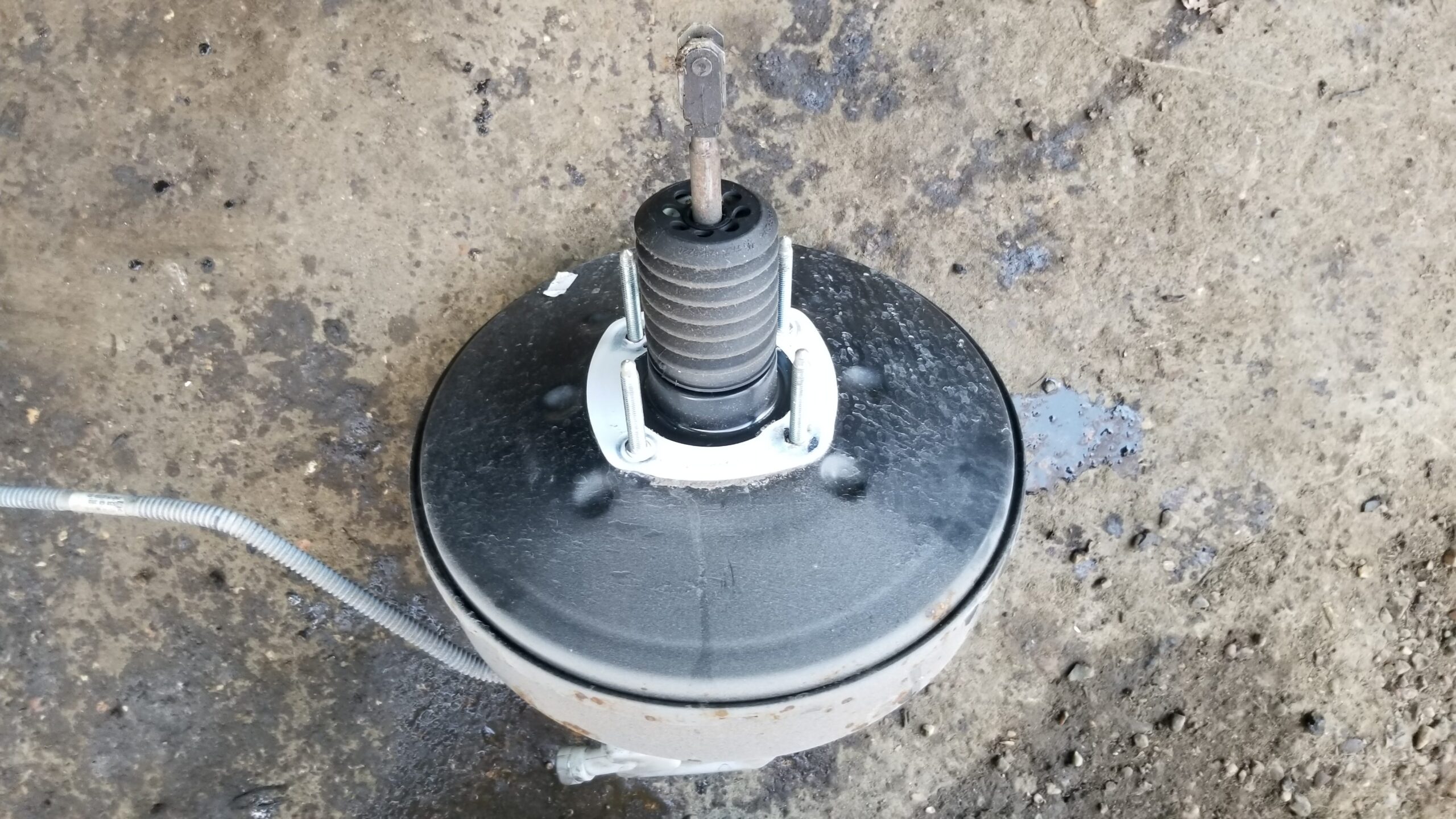 Rear view showing mounting points of brake servo cylinder