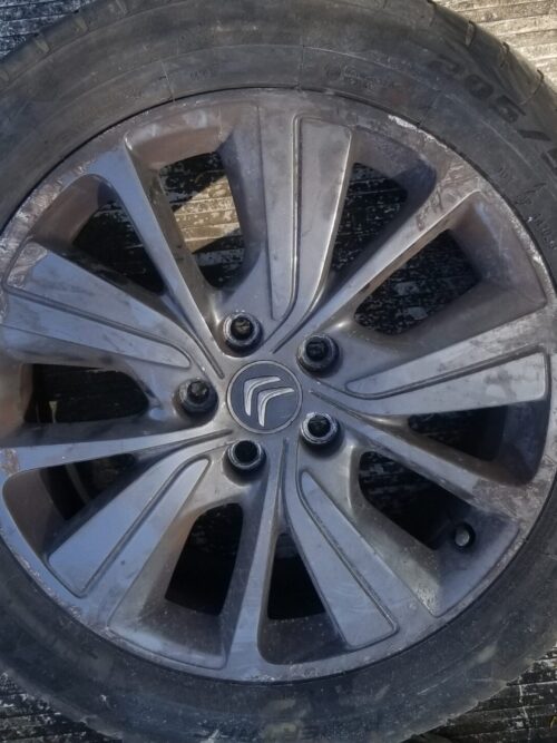 17 inch alloy wheel close-up for Citroen C4 Grand Picasso