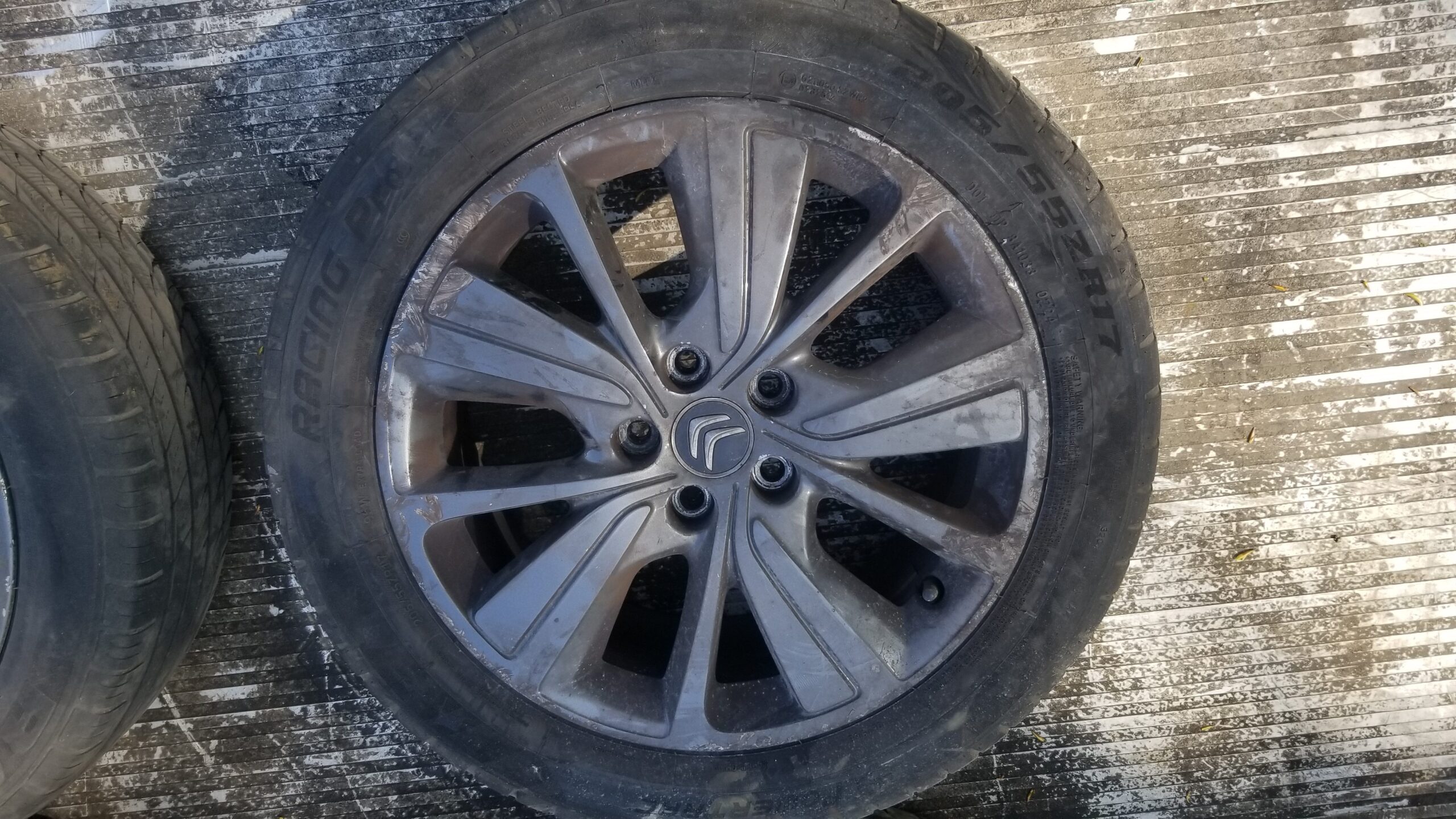 17 inch alloy wheel close-up for Citroen C4 Grand Picasso