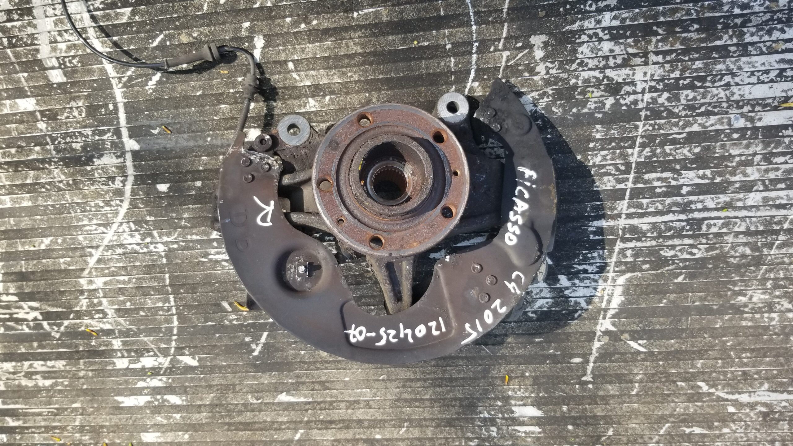Citroen C4 Grand Picasso MK2 front right wheel hub 9806779480