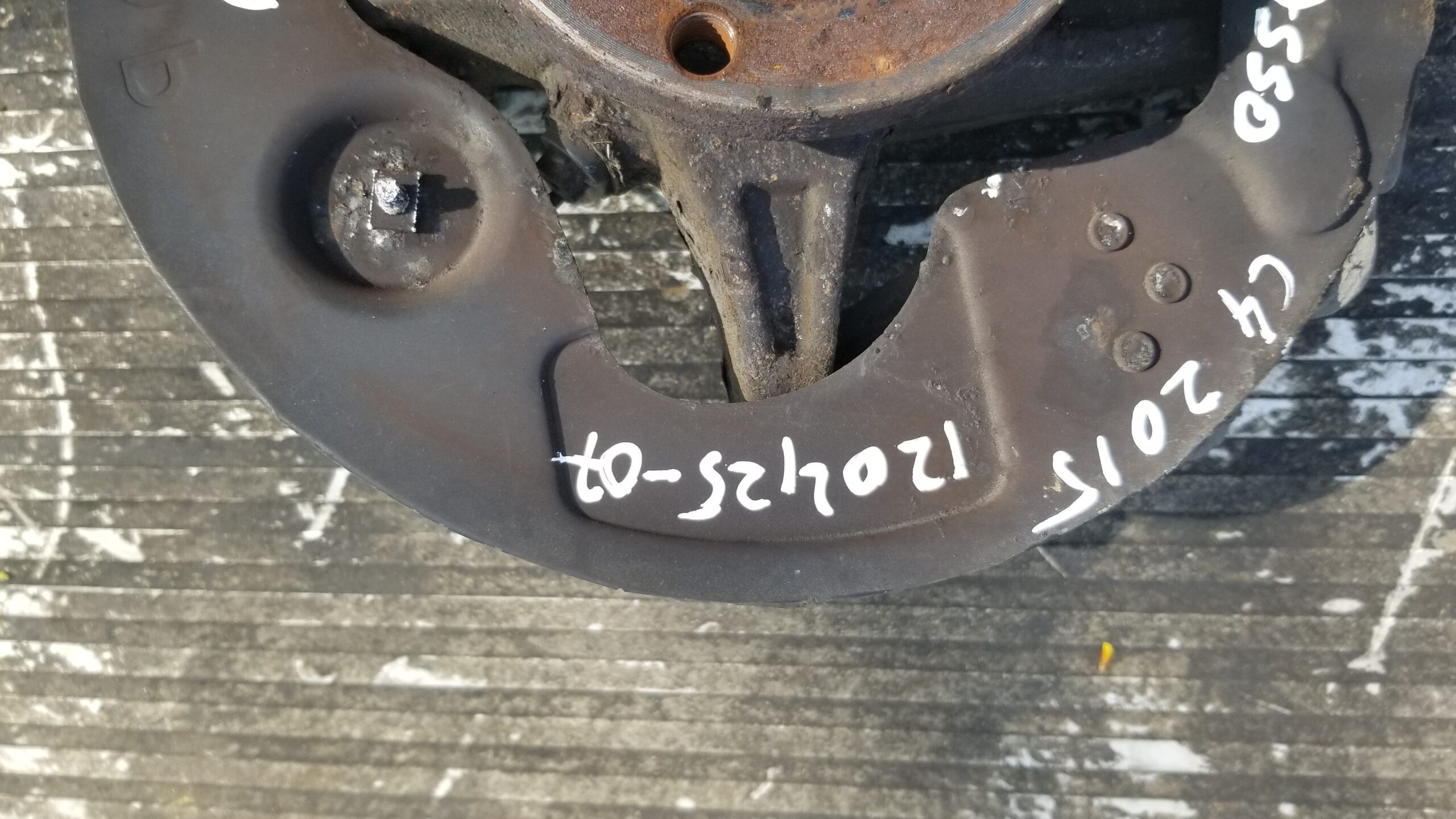 Front right wheel bearing close-up Citroen C4