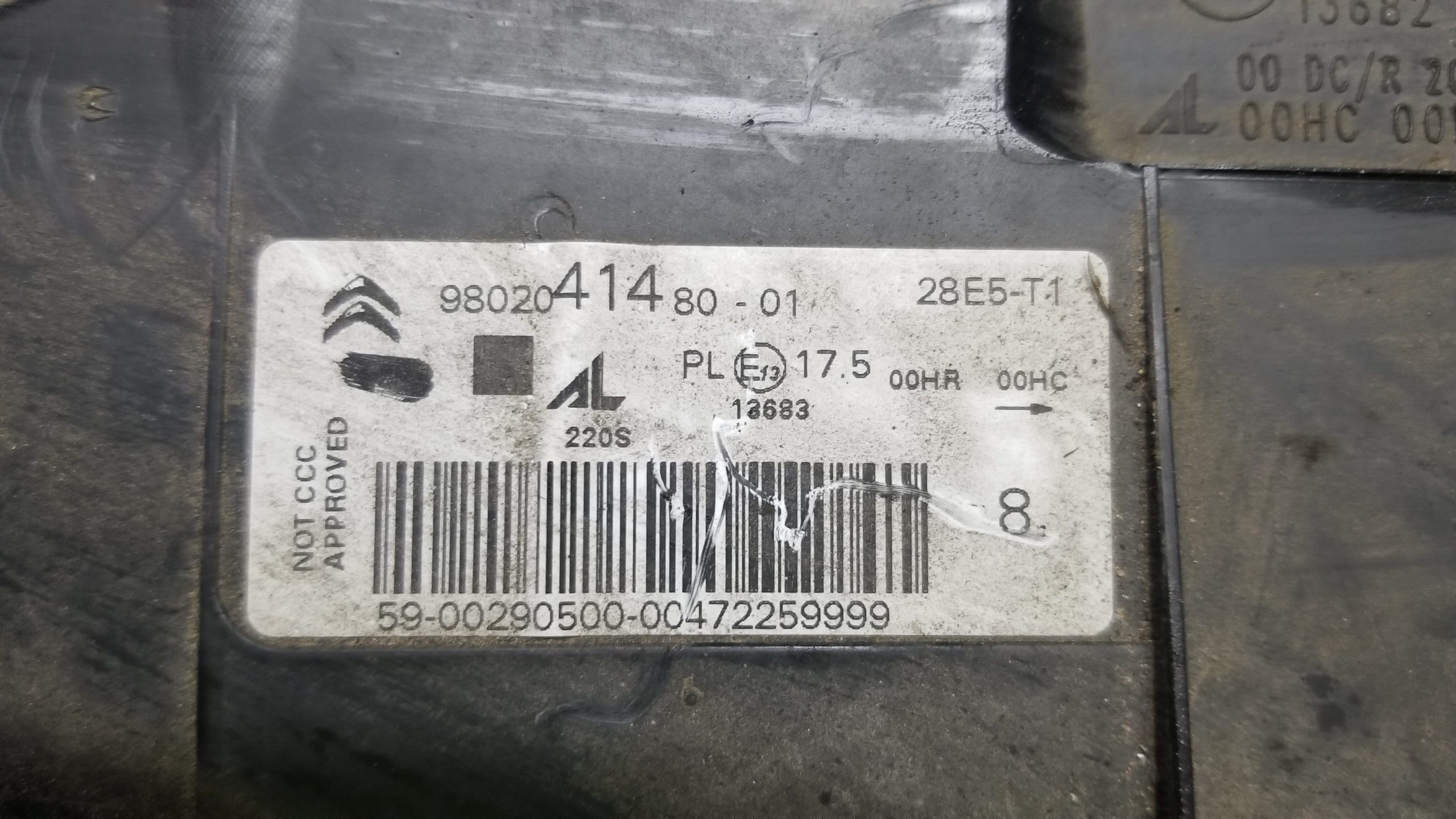 Citroën C4 Grand Picasso 2015 right headlamp close-up