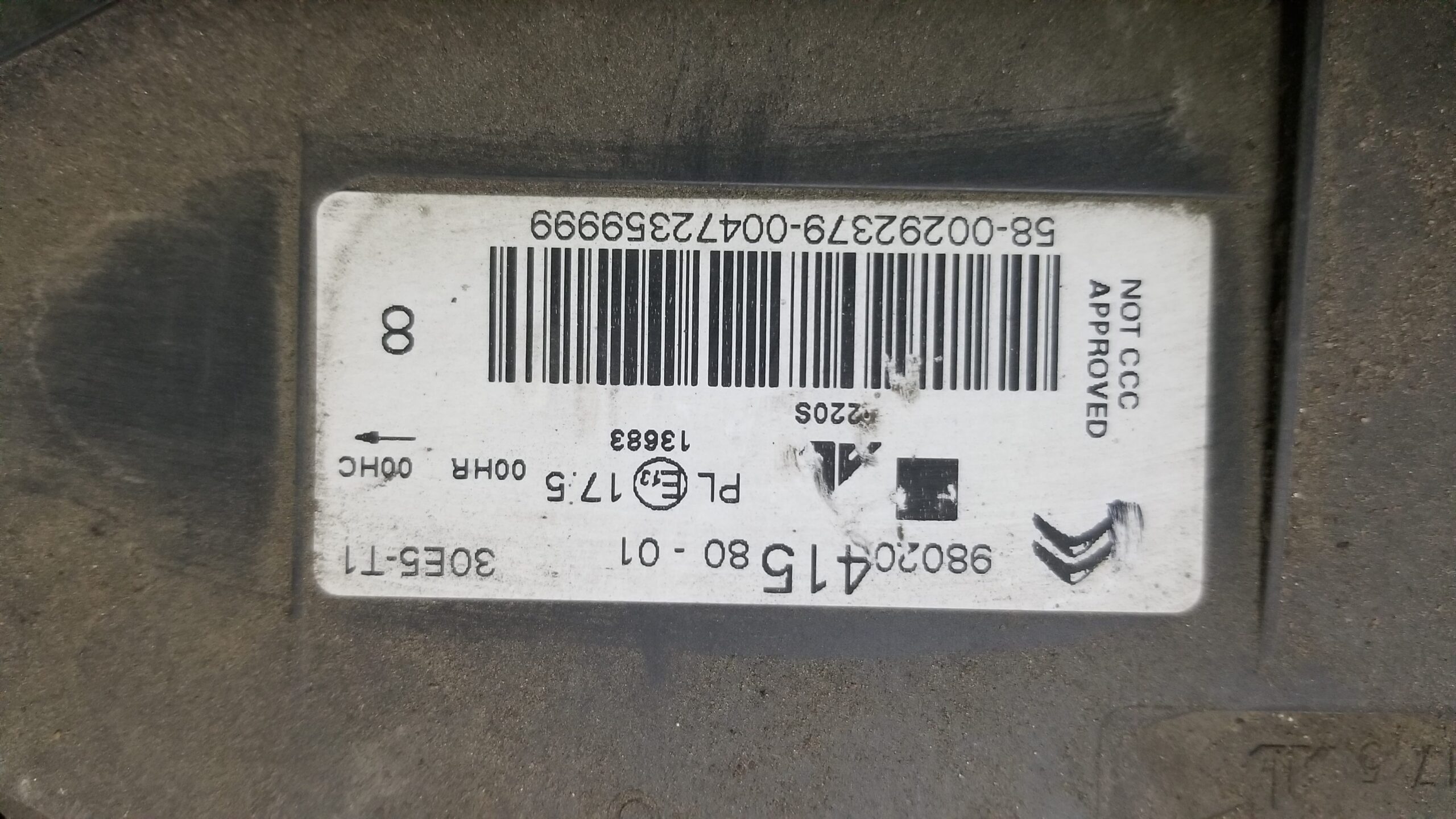 Close-up of Citroën C4 Spacetourer headlight 9802041580