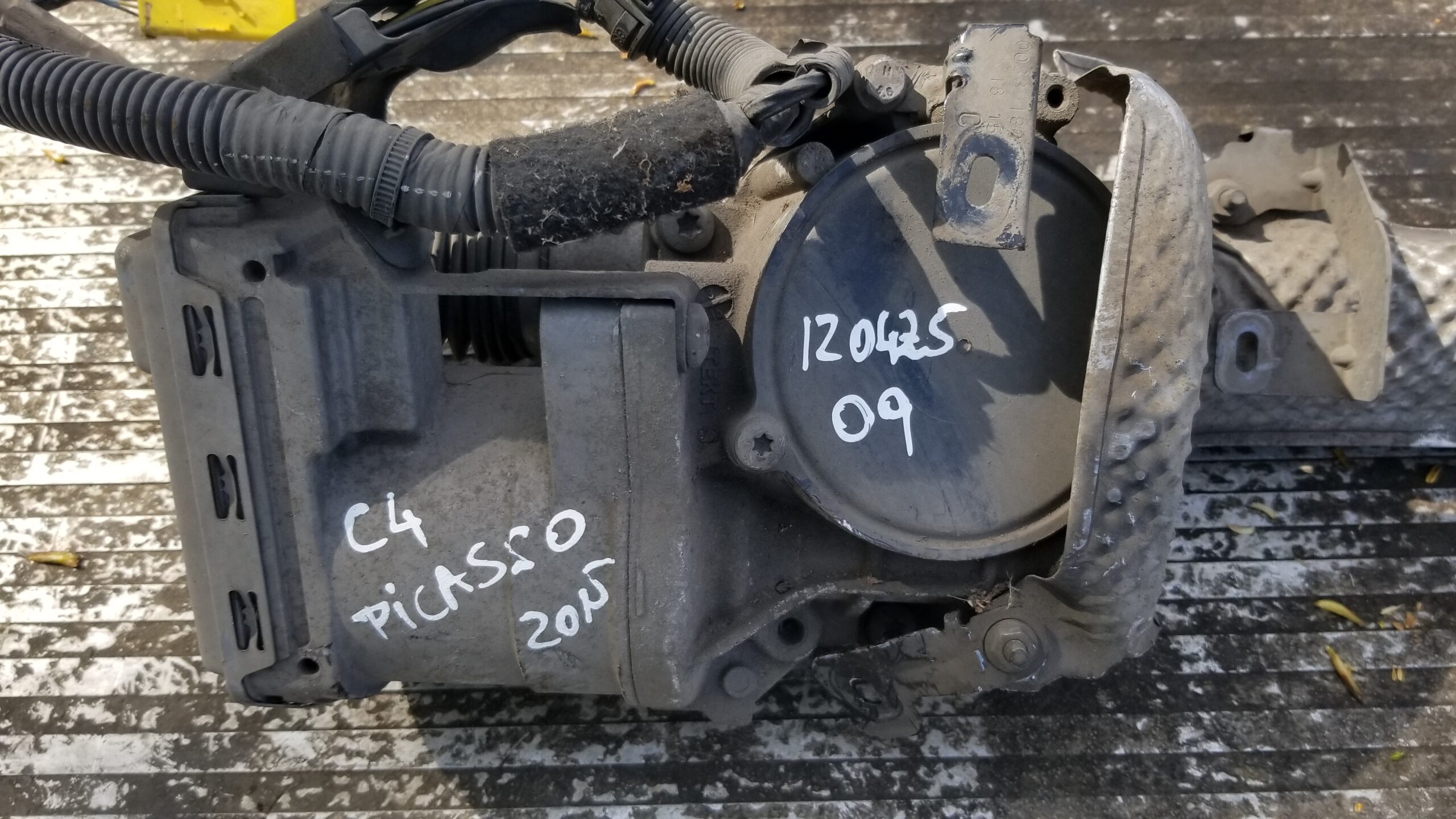 Close-up of Citroën C4 Mk2 steering rack connectors and motor