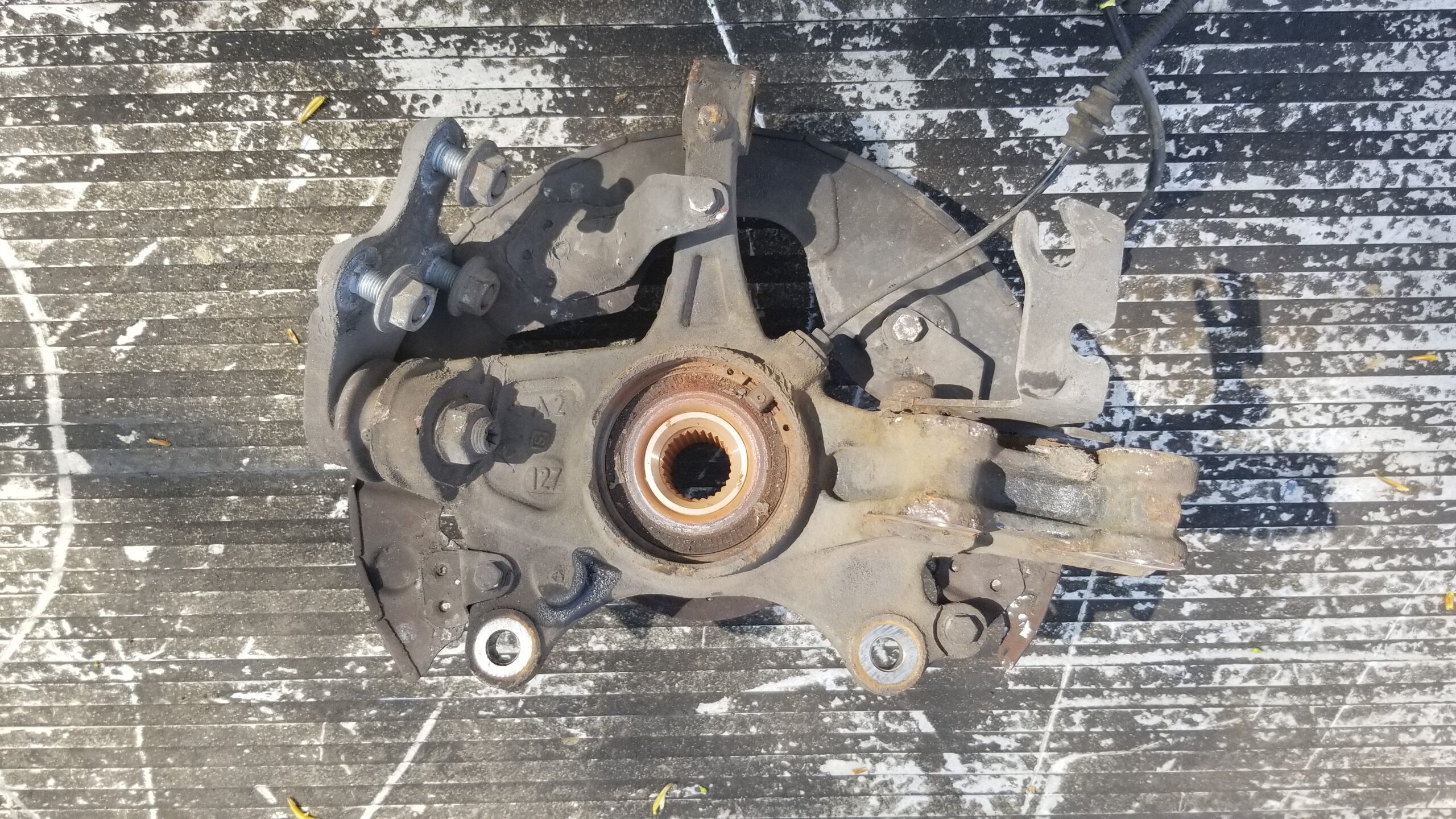 Citroën C4 Grand Picasso MK2 front left wheel hub 9806779580