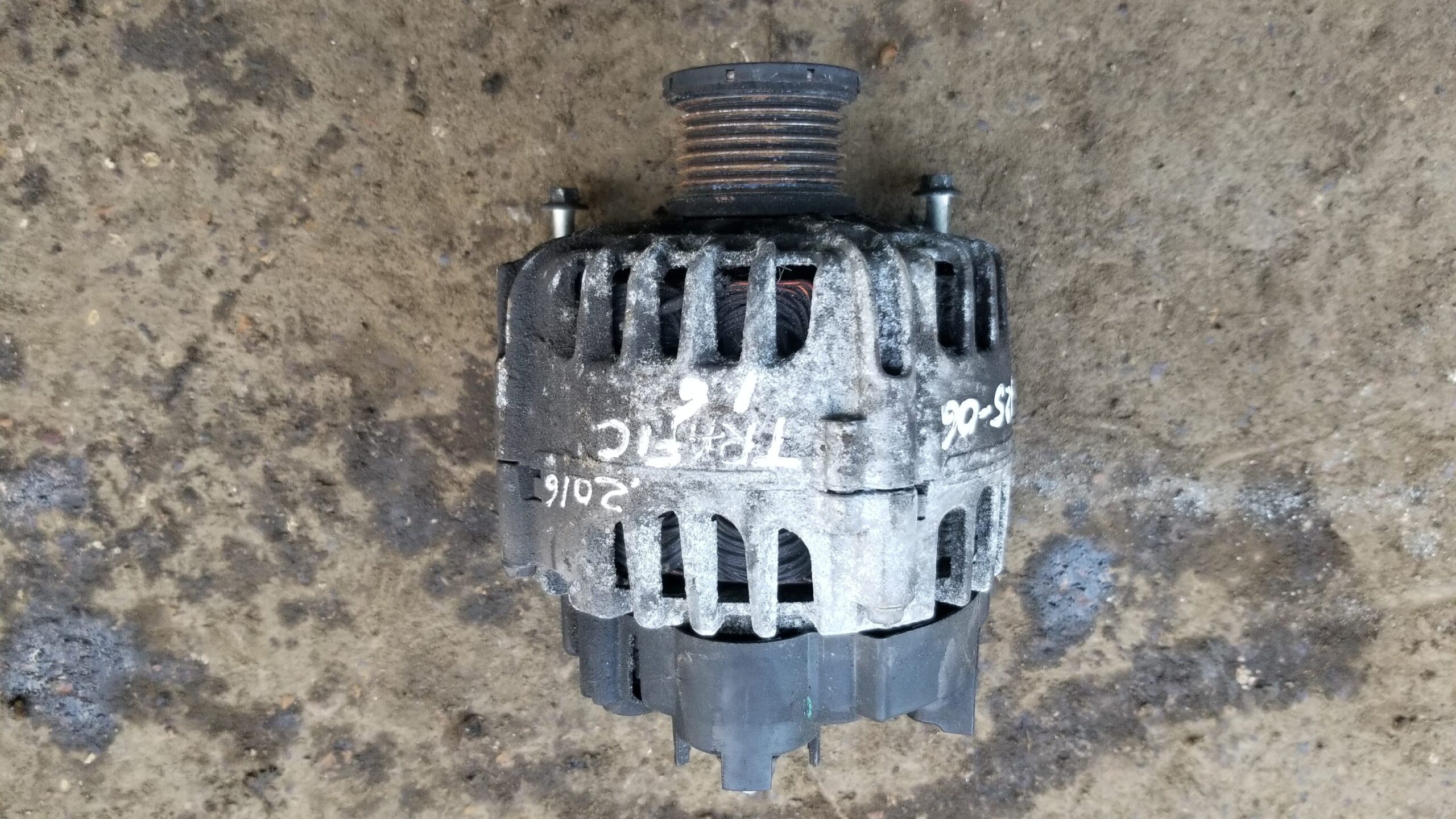 Renault Trafic 1.6 Diesel alternator 231008633R OEM replacement