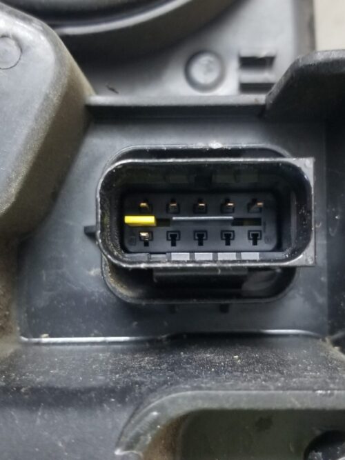 C4 Grand Picasso 2015 right headlamp connector view