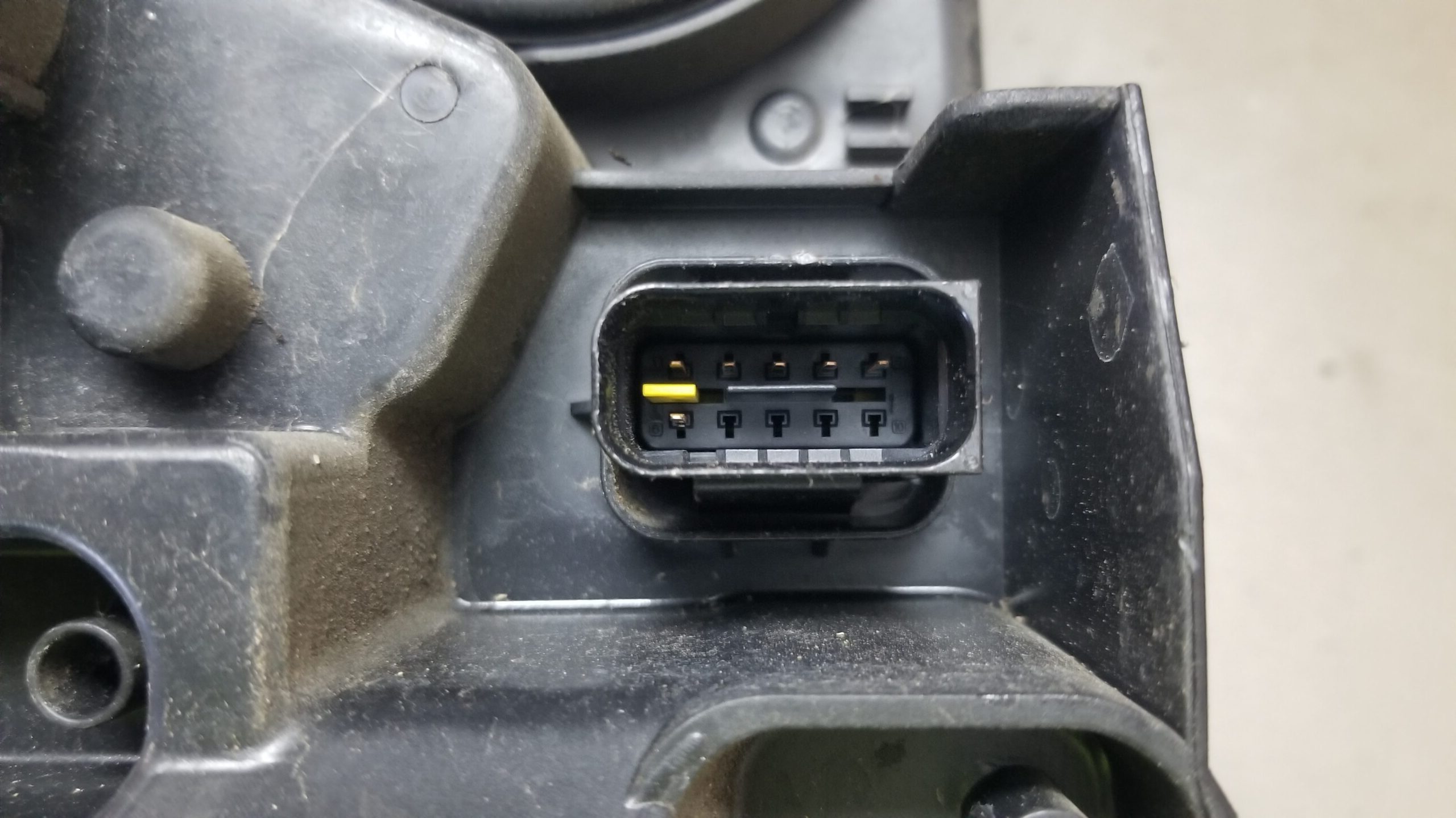 C4 Grand Picasso 2015 right headlamp connector view