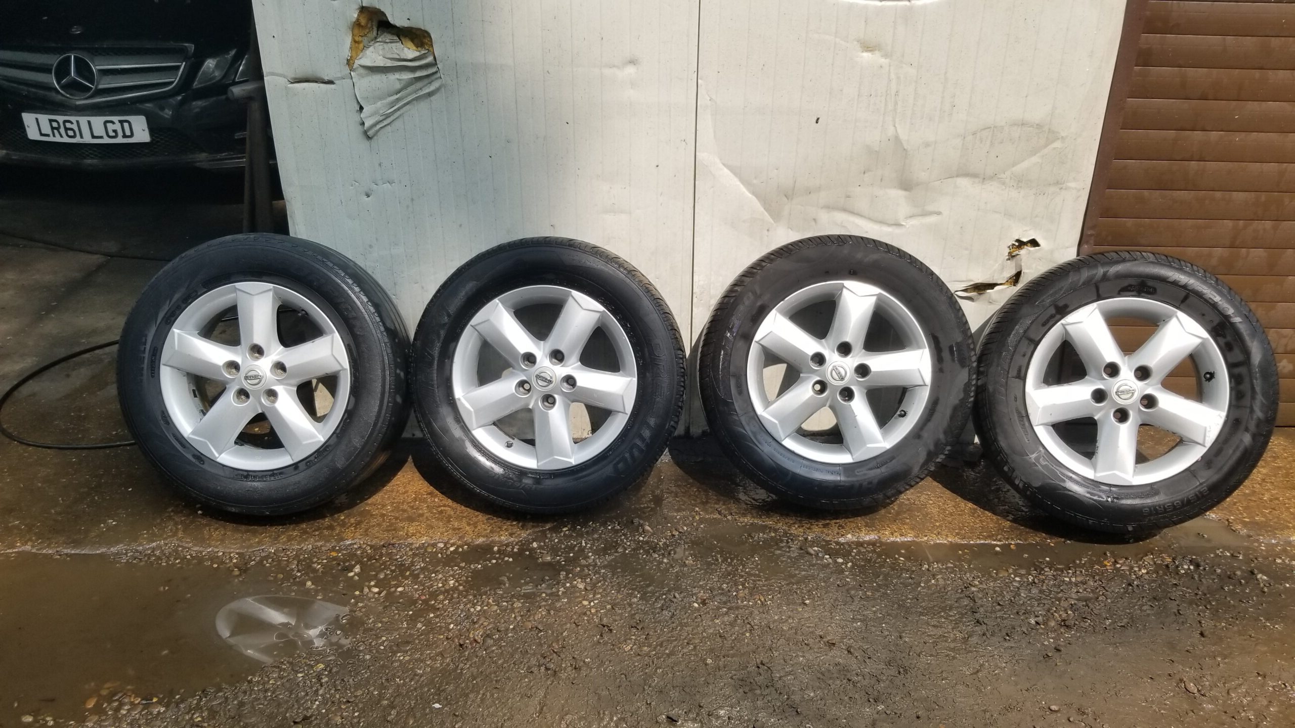Full set of 16" Nissan Qashqai J10 alloy wheels with tyres