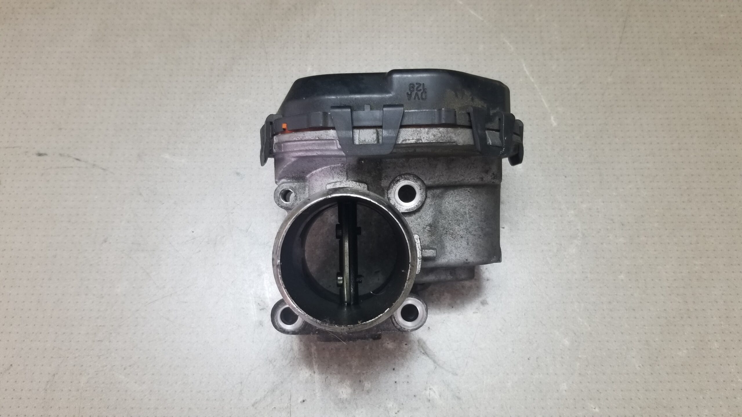 Top view highlighting part number 9807238580 on Citroën throttle body