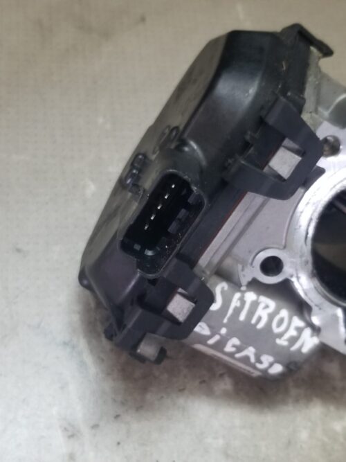 Underside view showing valve mechanism of Citroën C4 Grand Picasso throttle body