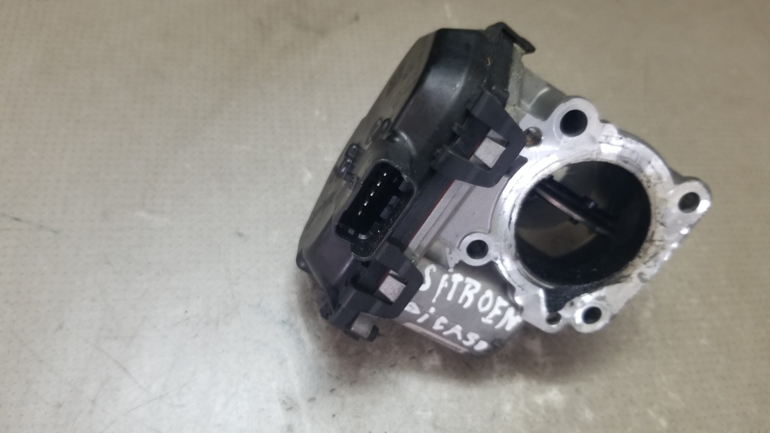 Underside view showing valve mechanism of Citroën C4 Grand Picasso throttle body