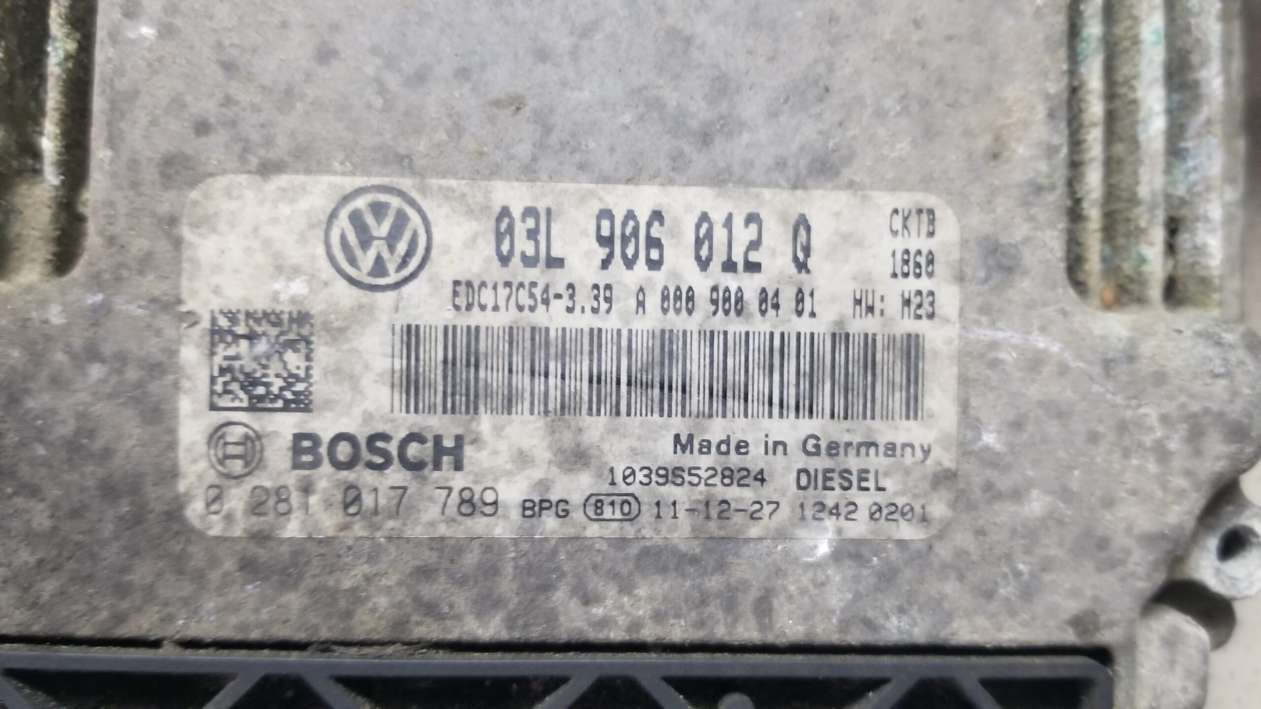 Label displaying part number 03L906012Q on Bosch ECU