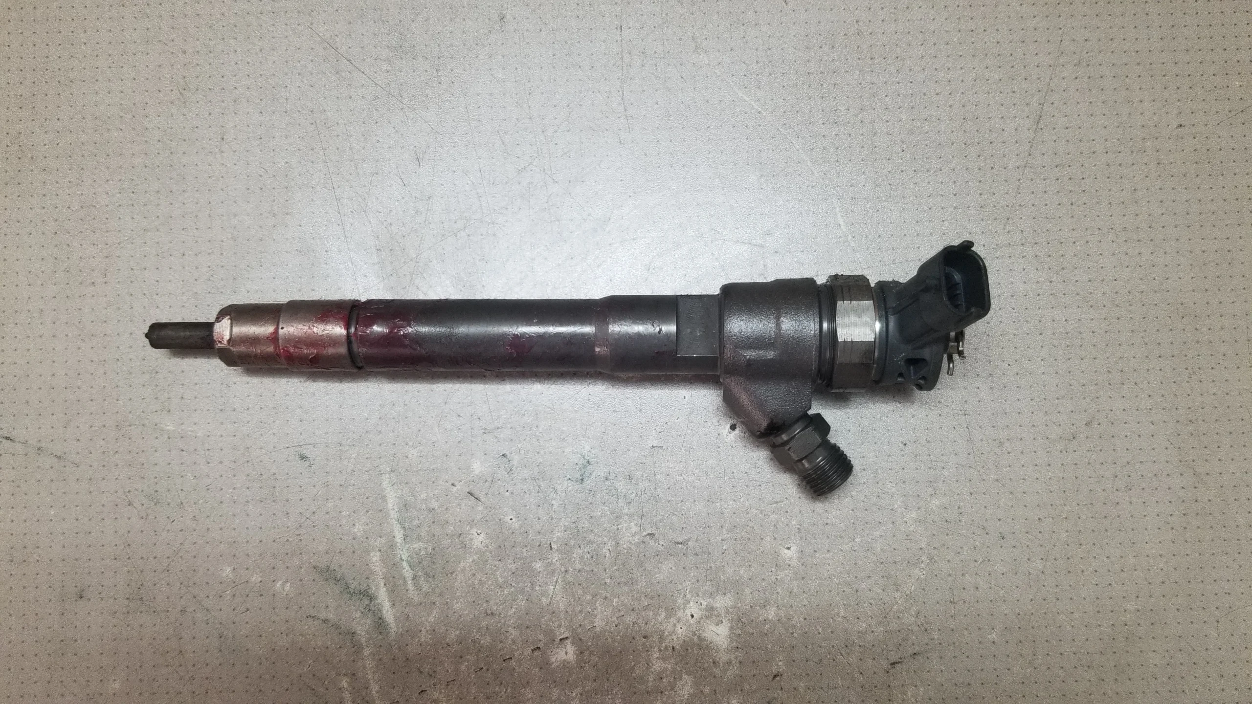 Bosch 0445110569 fuel injector for Renault Trafic Vivaro front view