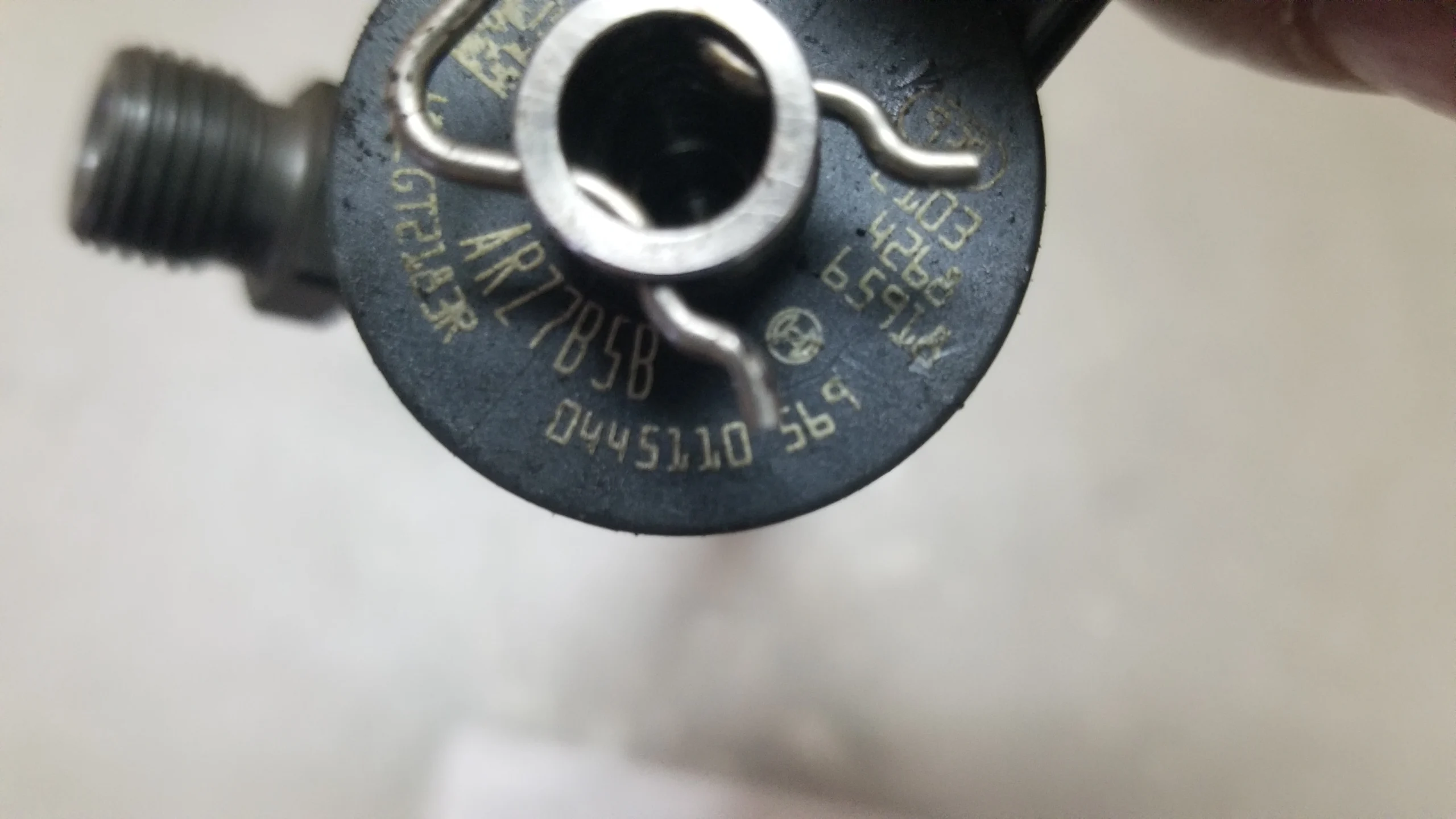 Part numbers 0445110569 166000804R on injector label