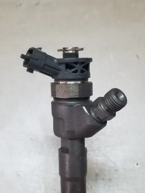 Side view fuel injector 0445110569 Renault Trafic 1.6 dCi