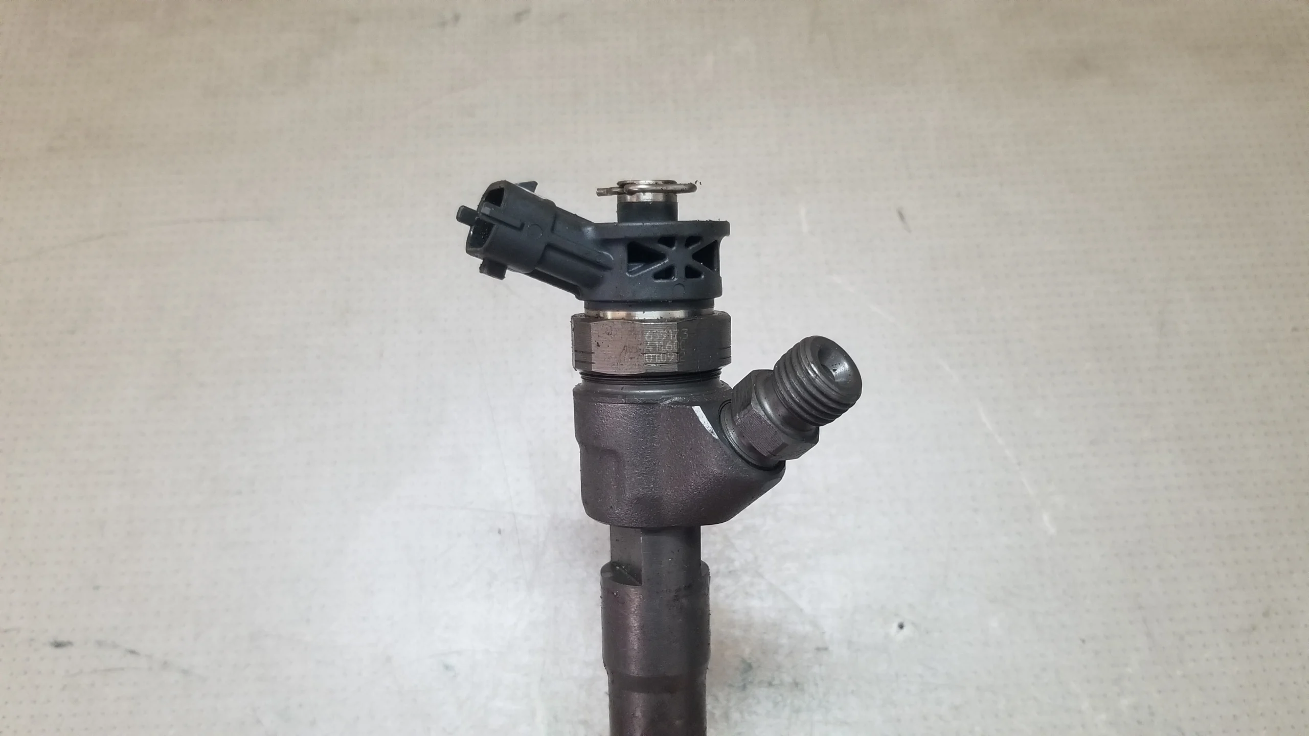 Side view fuel injector 0445110569 Renault Trafic 1.6 dCi