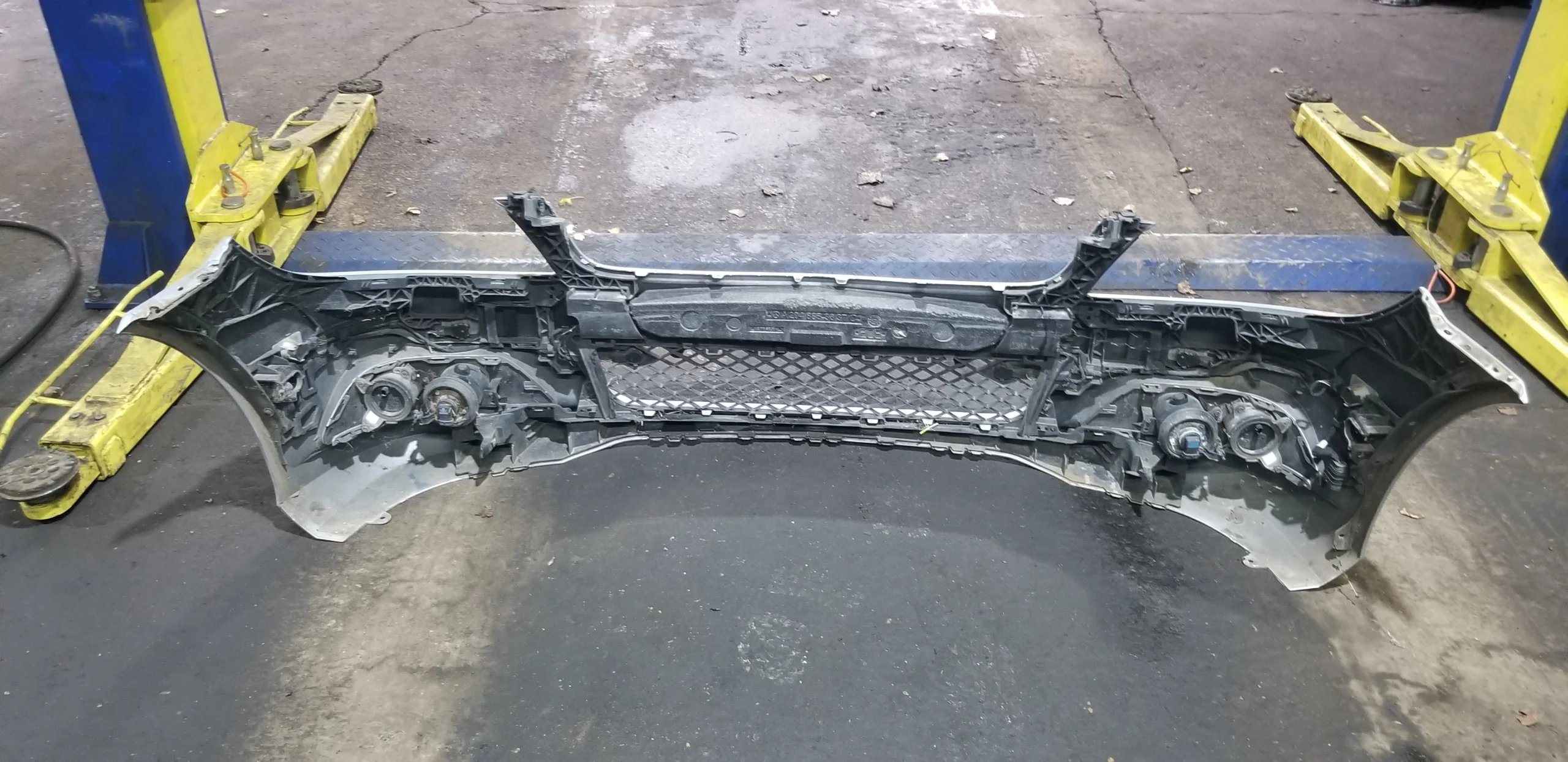 Mercedes C200 W204 complete front bumper in Cavansite Silver