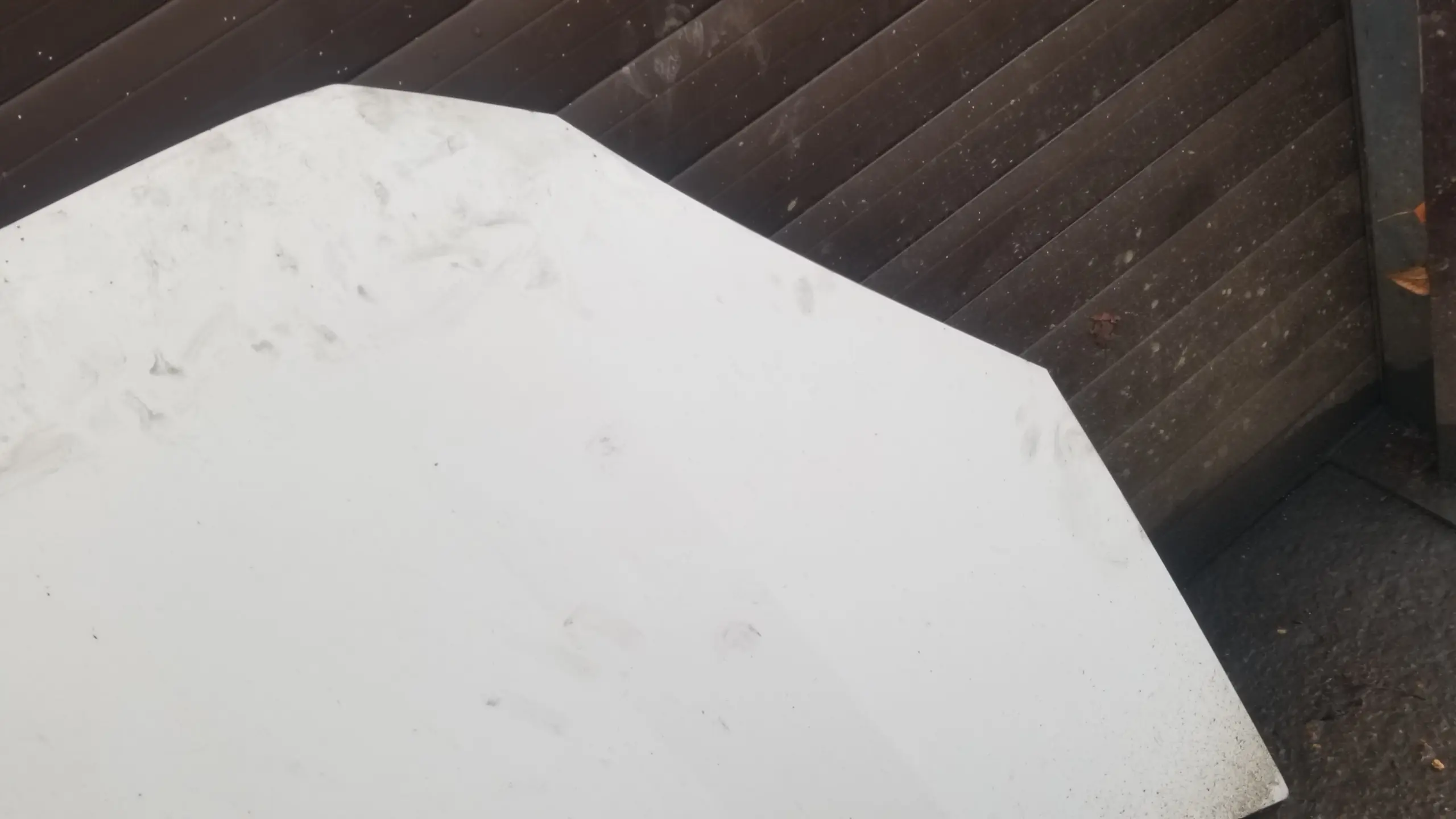 Volkswagen Crafter white bonnet — edge and corner condition