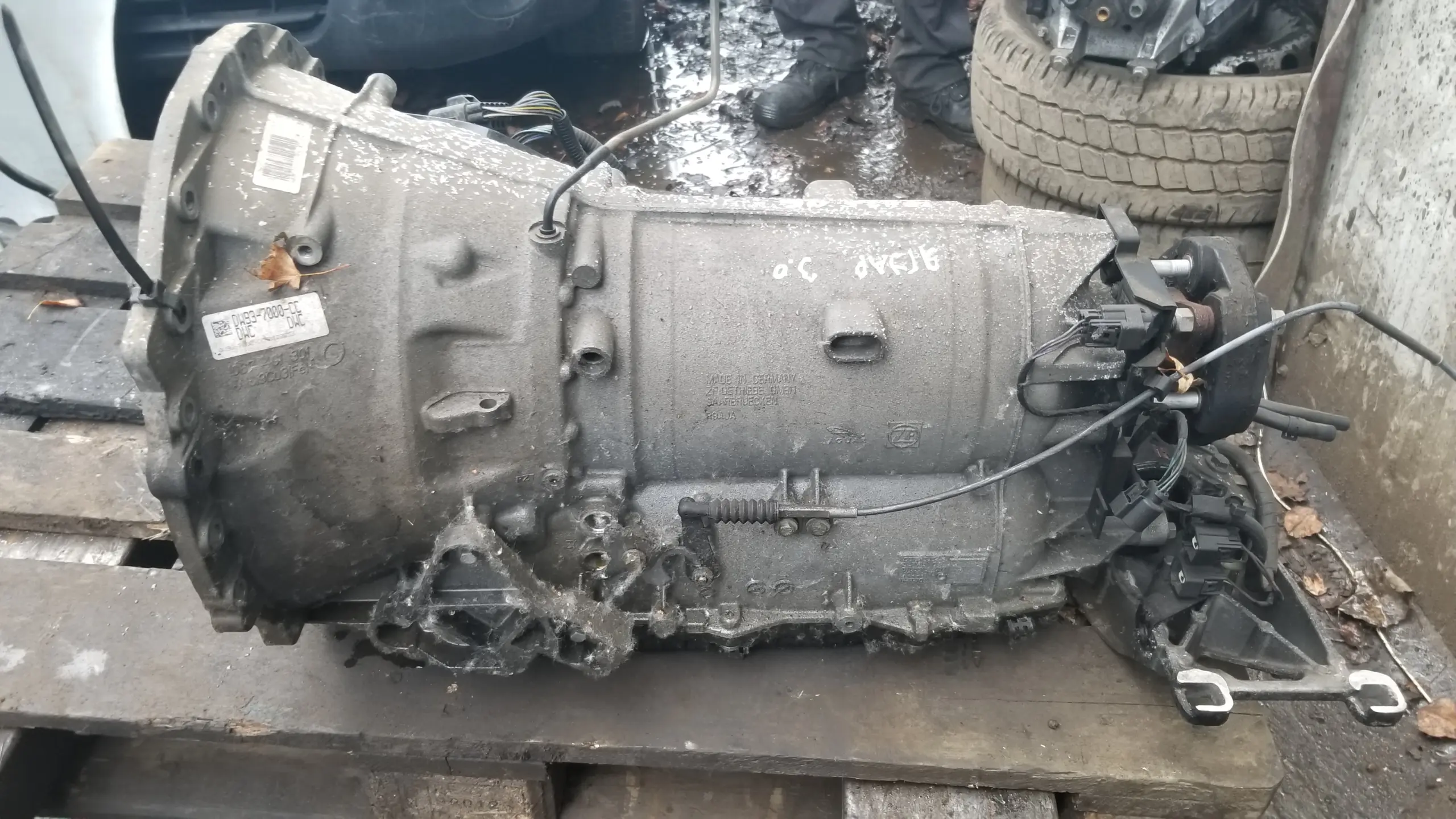 Side view of 2013 Jaguar XF X250 automatic transmission unit