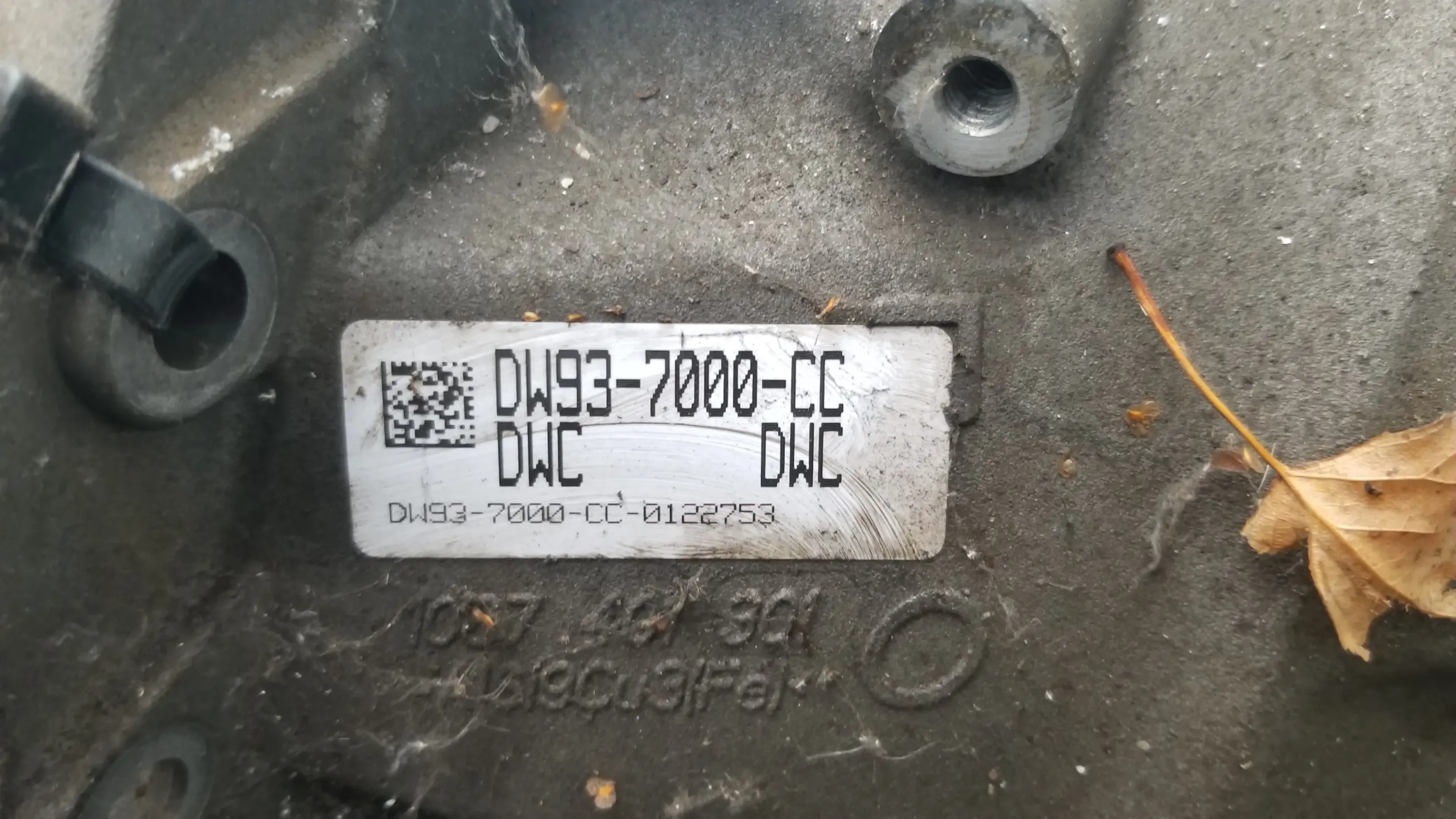 Serial plate and part number label DW93-7000-CC on gearbox