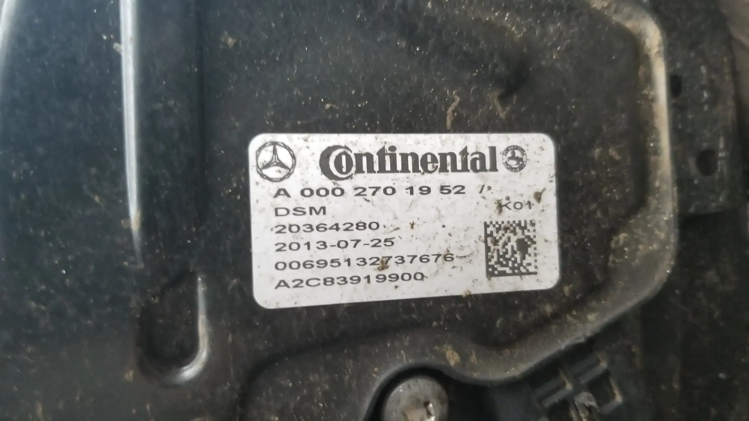 Part number label showing A0002701952/2182702002 on gearbox