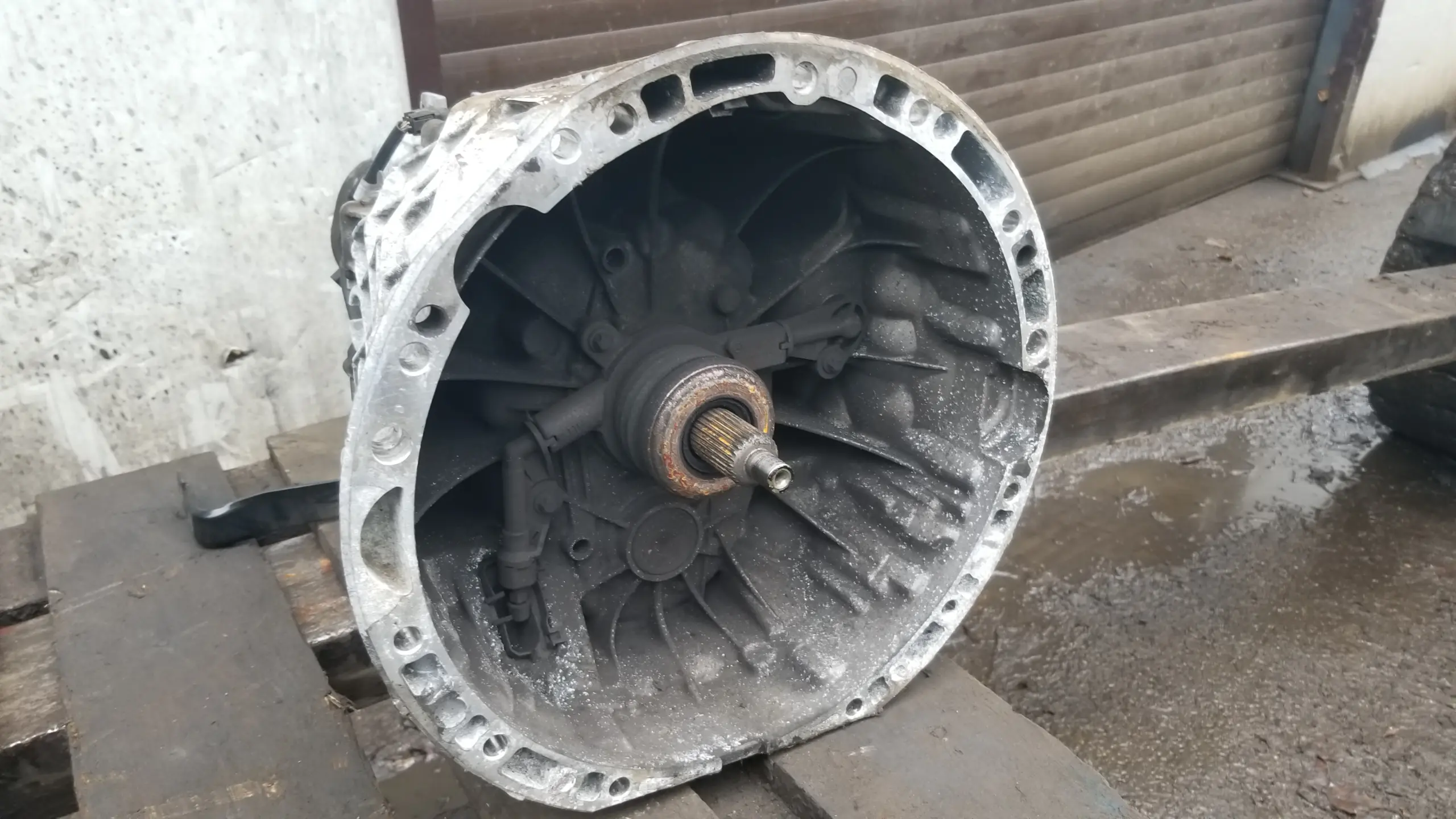 Front view of Mercedes W204 6-speed manual gearbox 711653