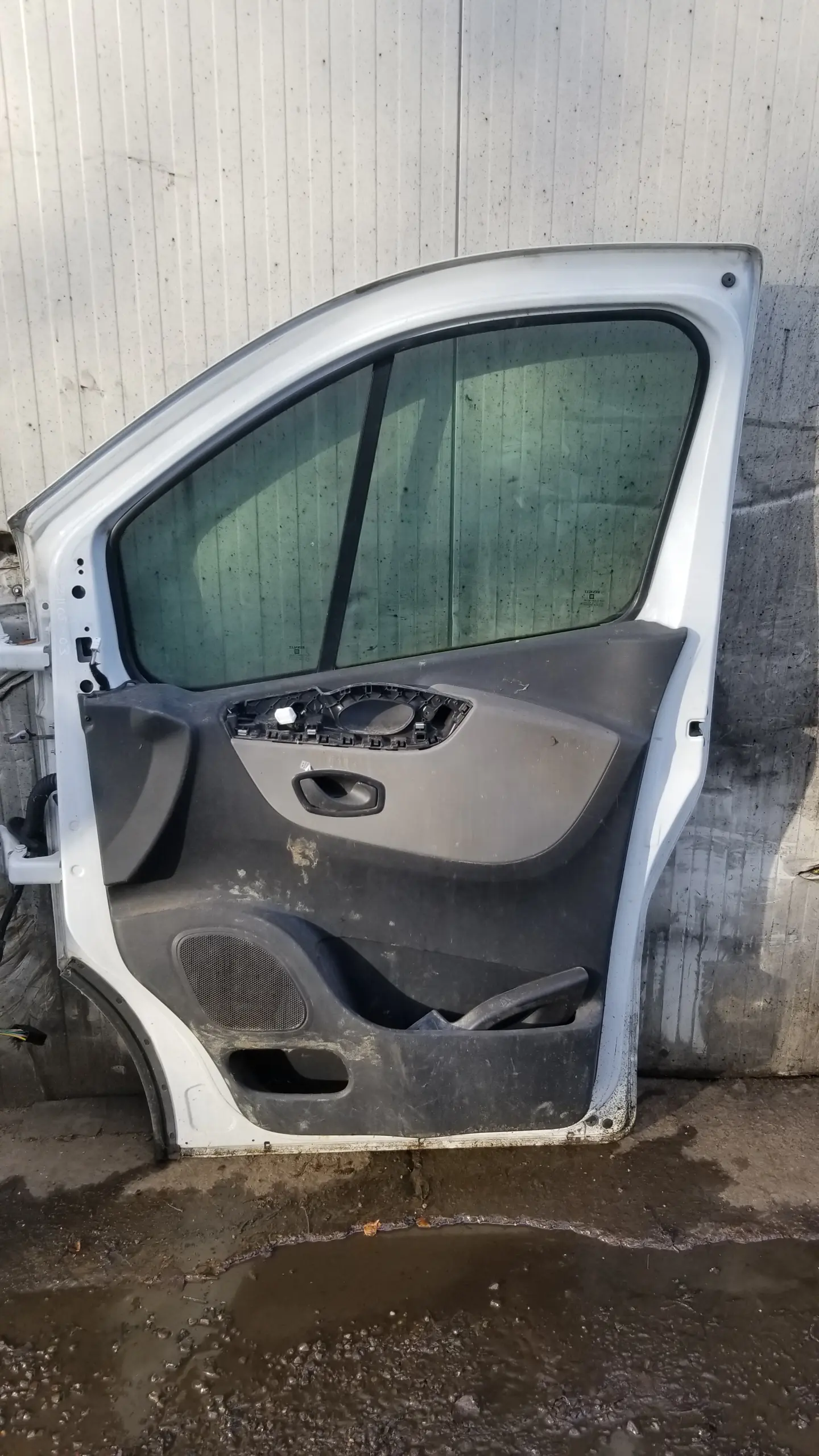 OEM white front door for Vivaro/Trafic 2015