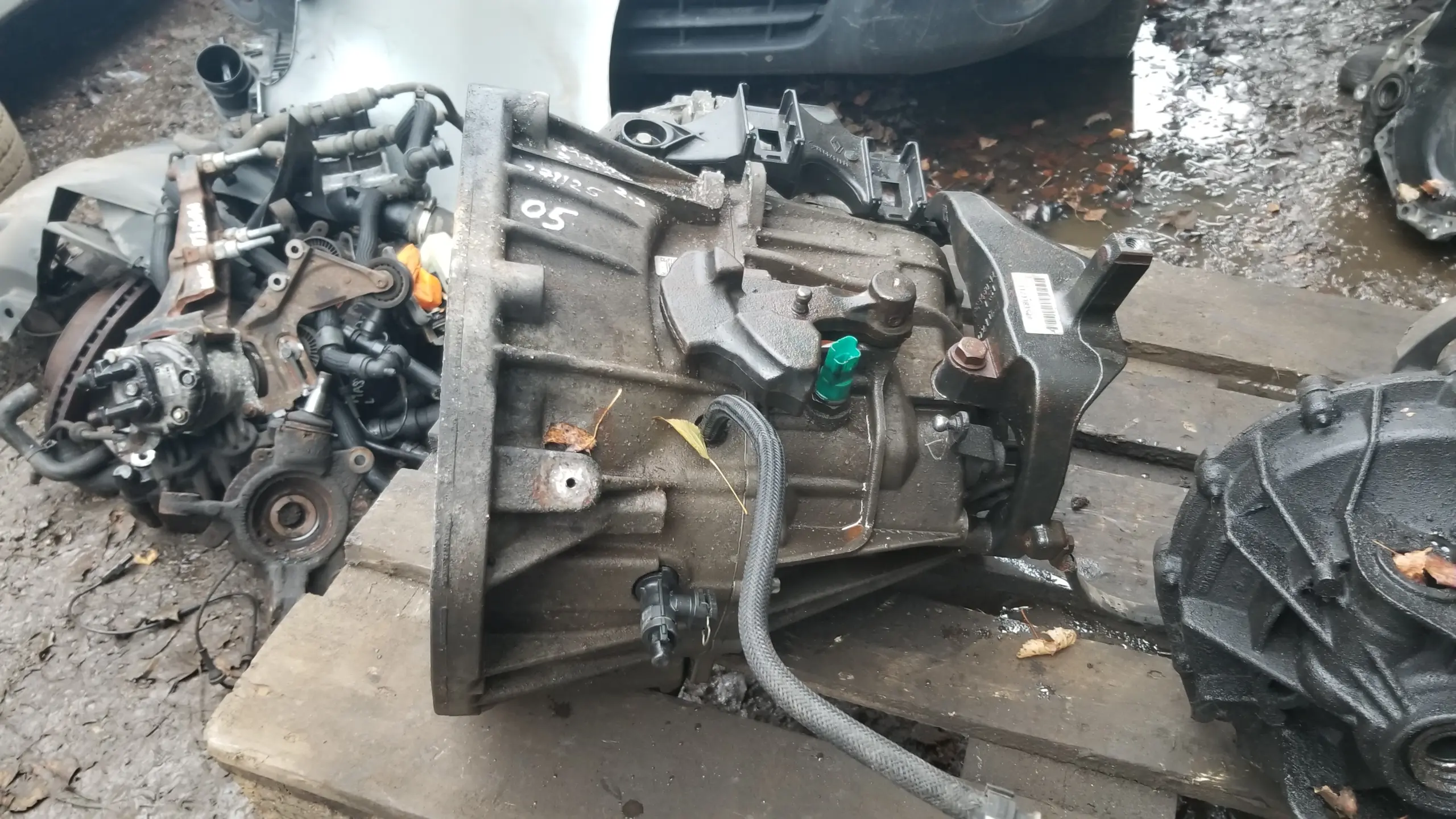 Side view of PF6 6-speed manual gearbox for Renault Master