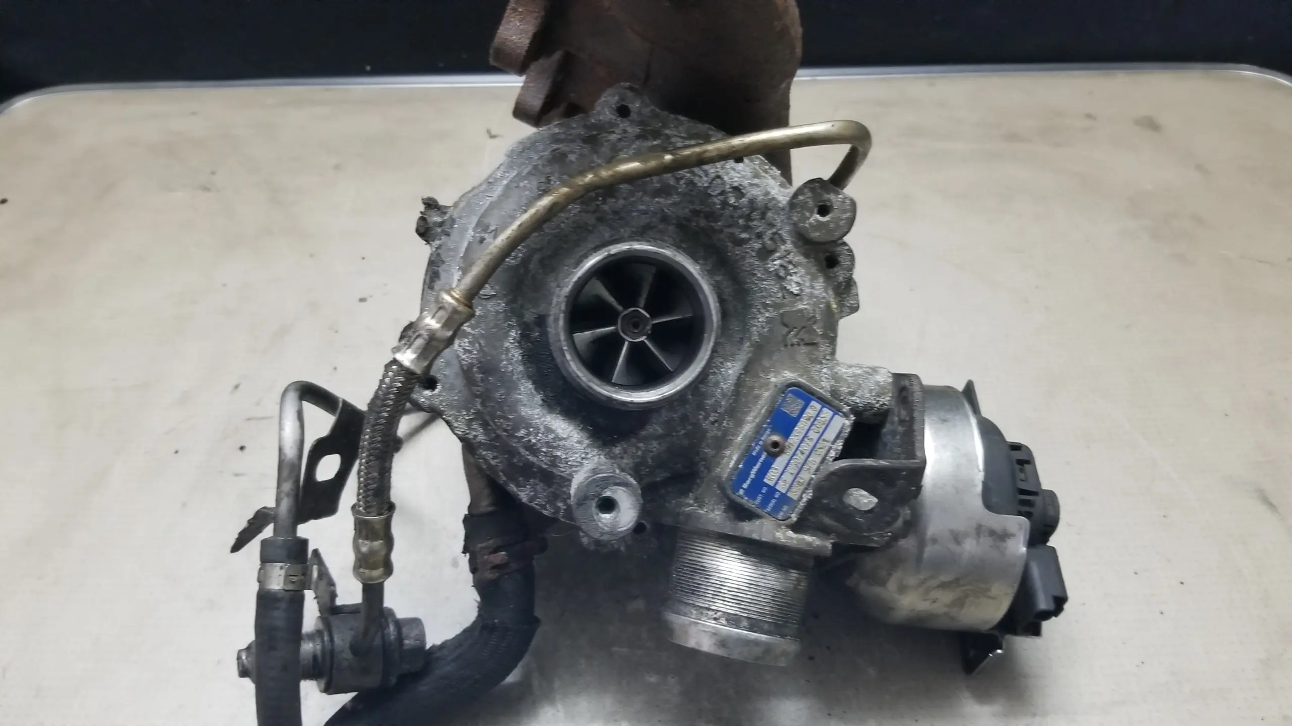 Actuator and linkage detail on Peugeot Boxer 2.2 Diesel turbo unit