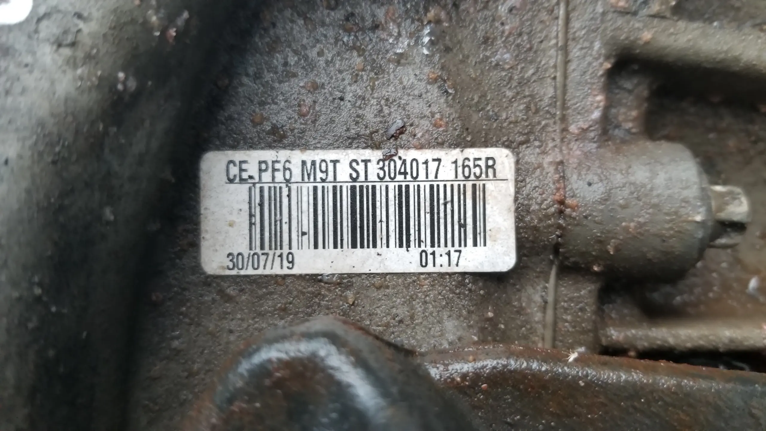 Label showing part number 304017165R on PF6 gearbox