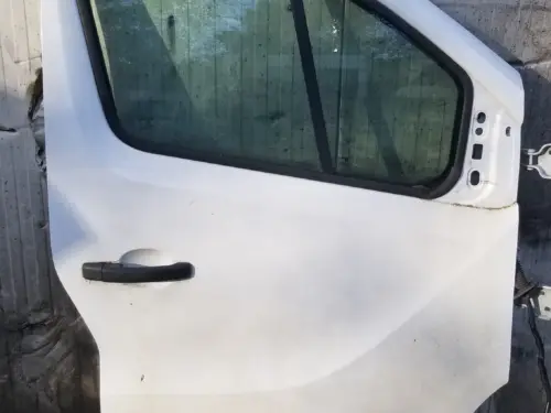 Right front door in white for Renault Trafic Mk3 X82
