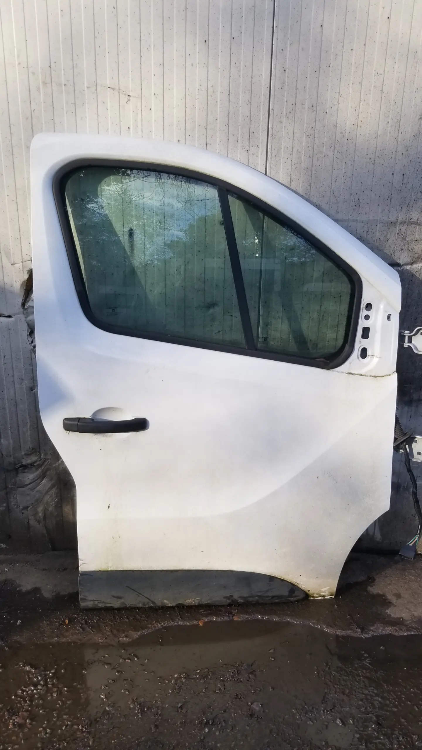 Right front door in white for Renault Trafic Mk3 X82