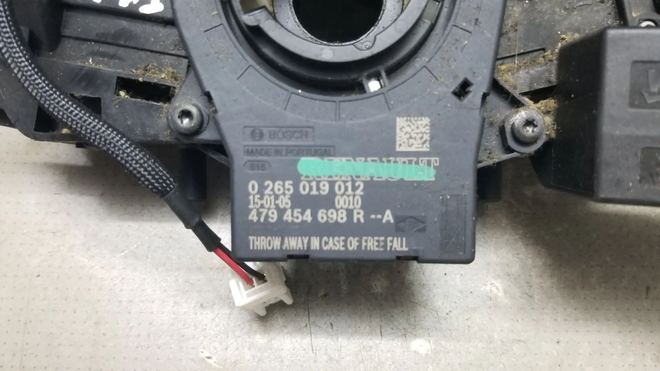 Close-up of clock spring squib ring from Renault Trafic 1.6 DCI