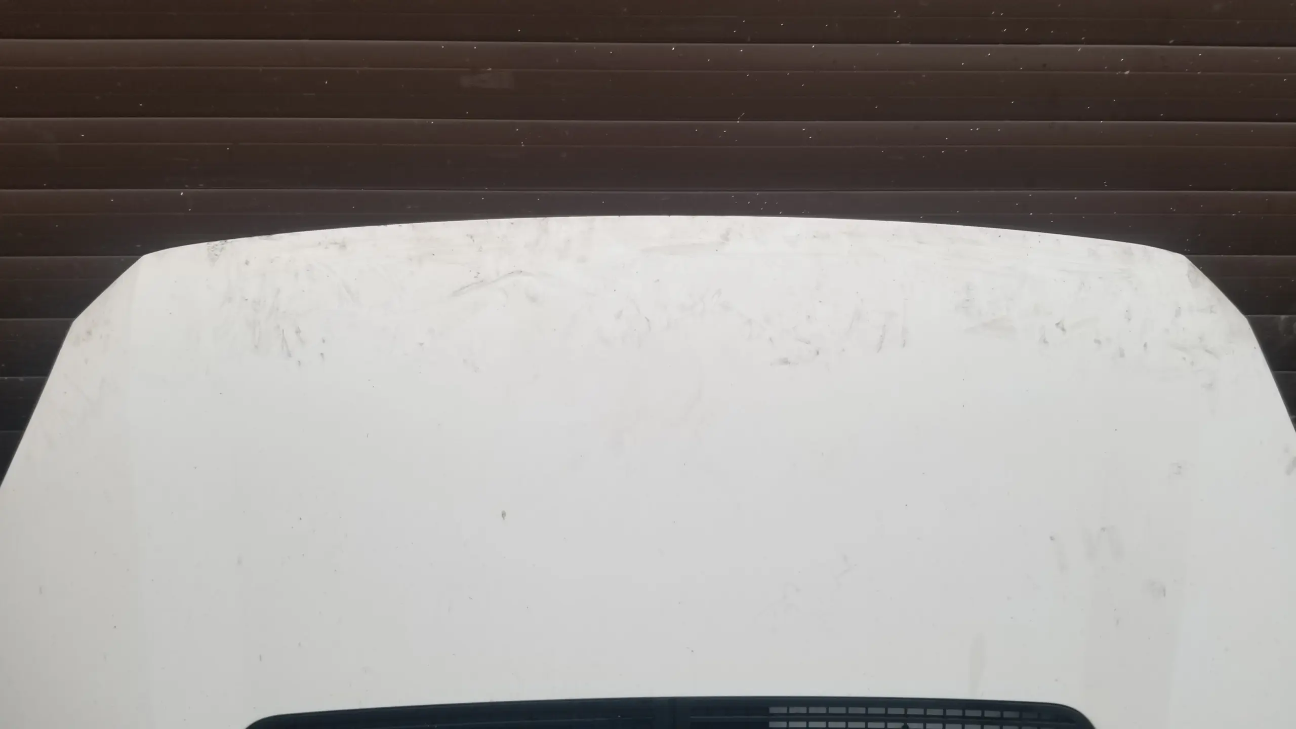 White bonnet for Volkswagen Crafter 2013–2017 — top surface detail