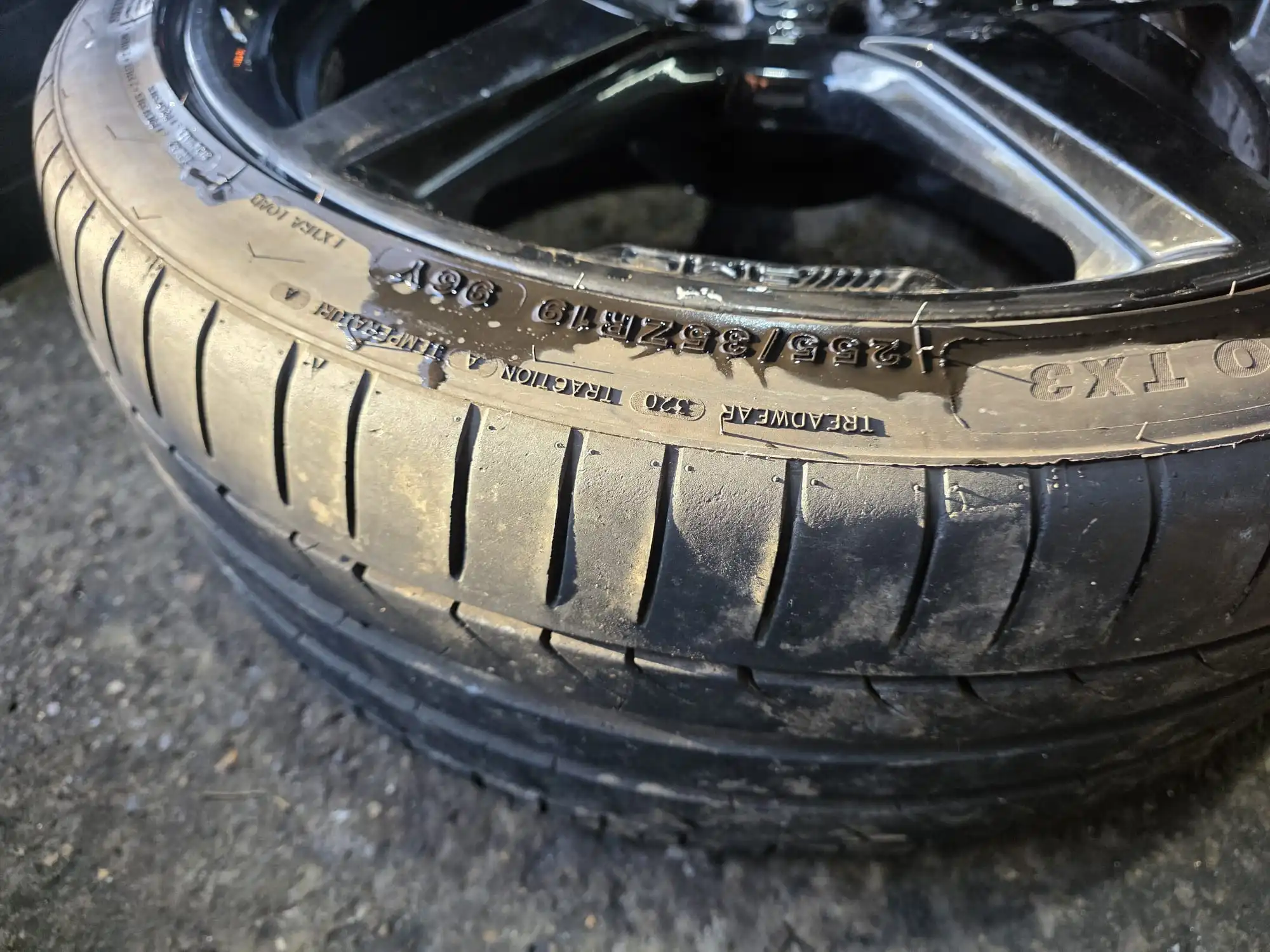 Front tyre condition on Mercedes CLS W218 AMG 255/35R19 wheel
