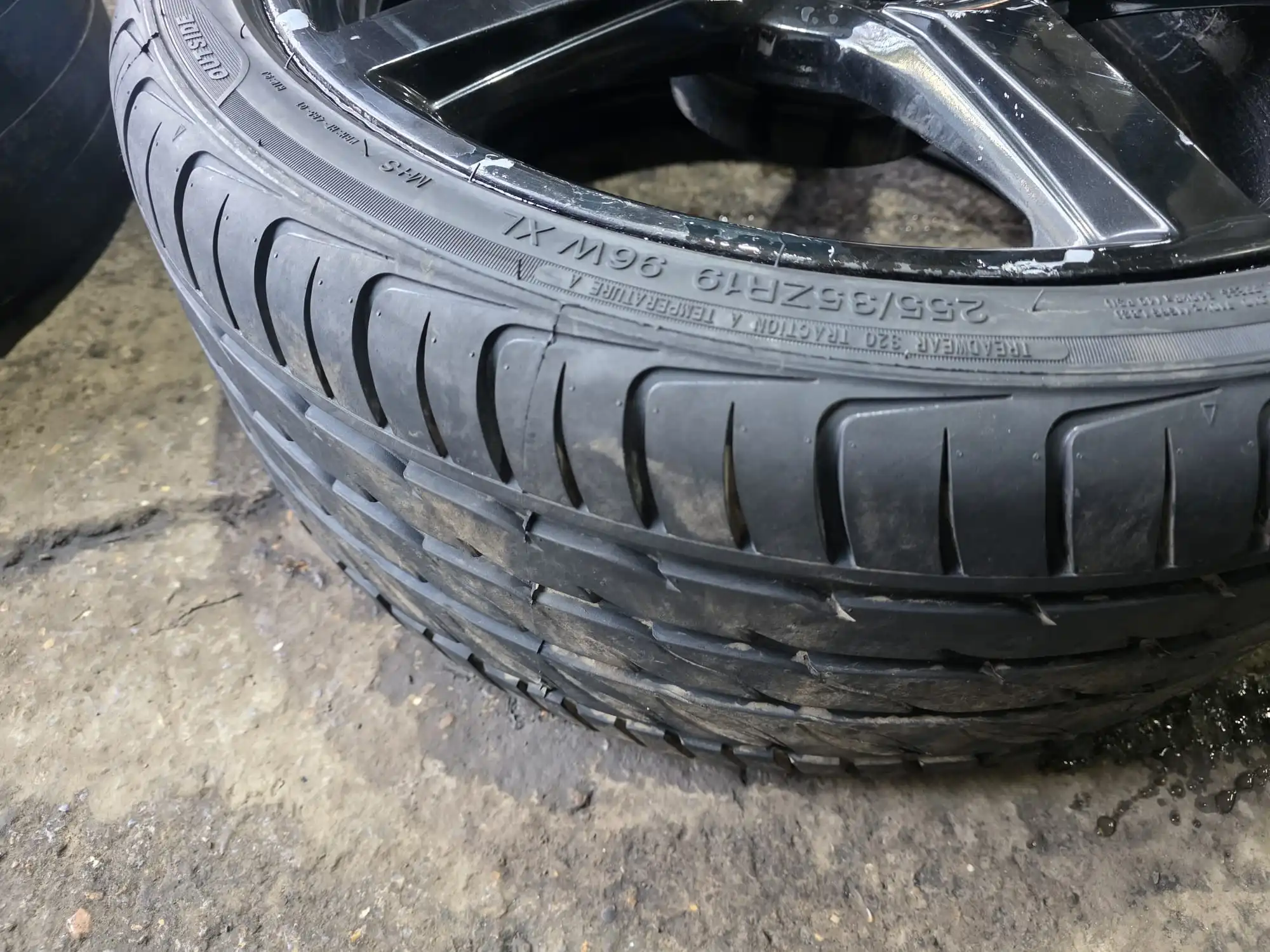 Rear tyre tread on Mercedes CLS W218 AMG 285/30R19 wheel