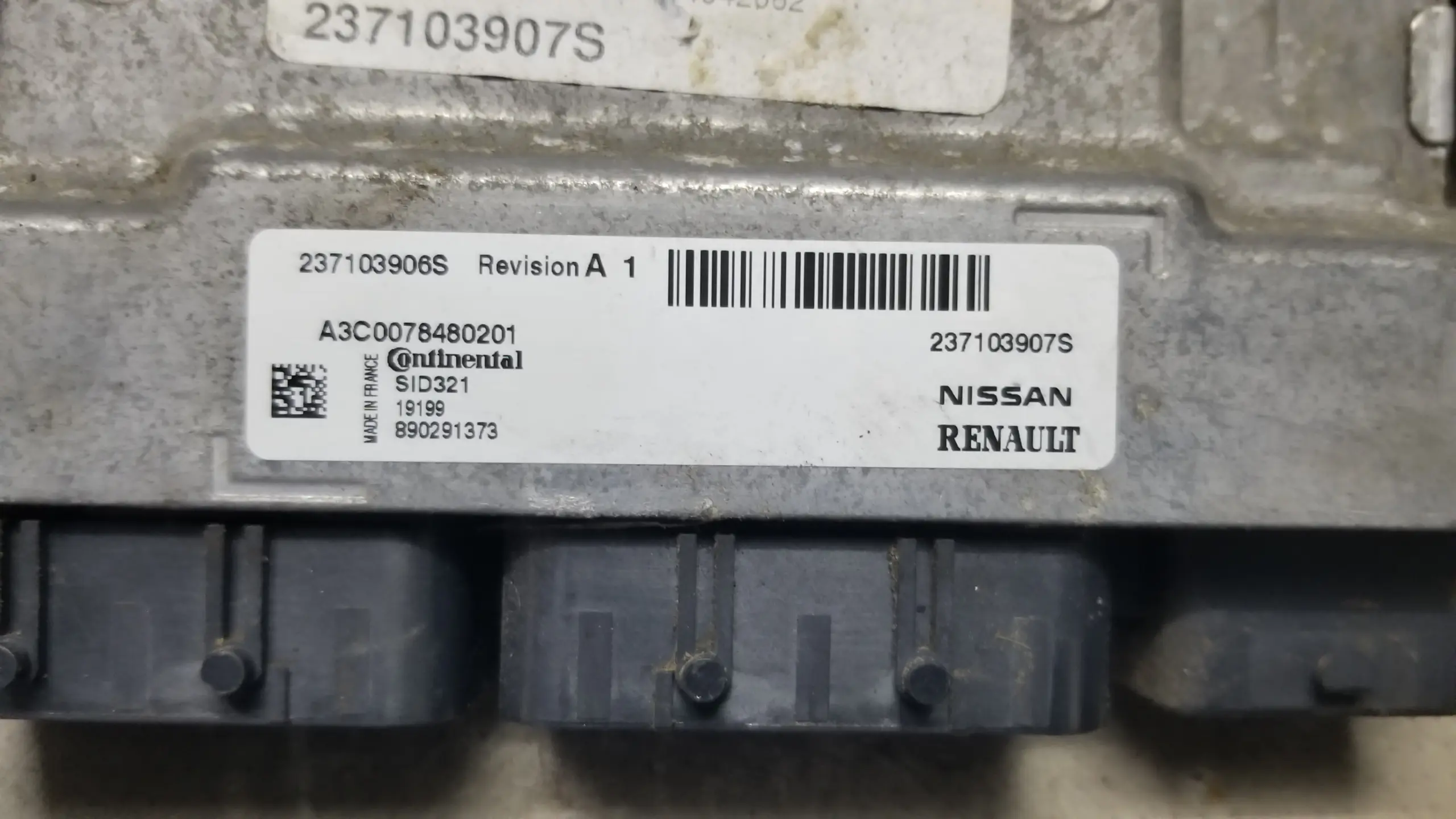 Engine ECU 237103907S with instrument cluster and fuse box